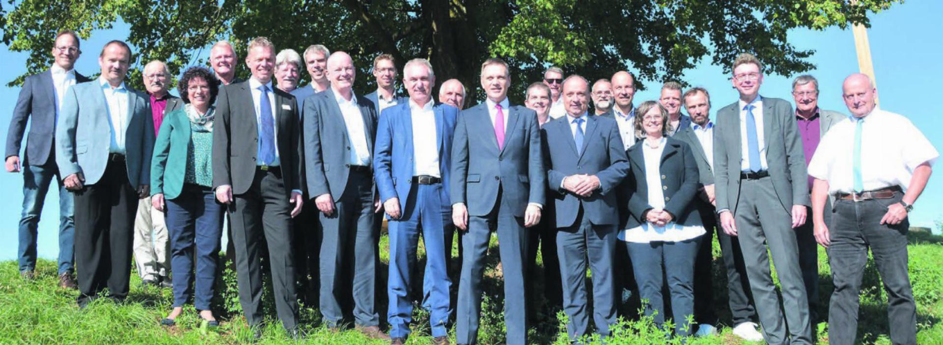 Wie ein Klassenfoto – die fünf Regierungsräte und die Staatsschreiberin vorne in der Mitte, umgeben von den Ammännern der Gemeinden des Bezirks Muri auf dem Buneggli in Waltenschwil. Bild: Annemarie Keusch