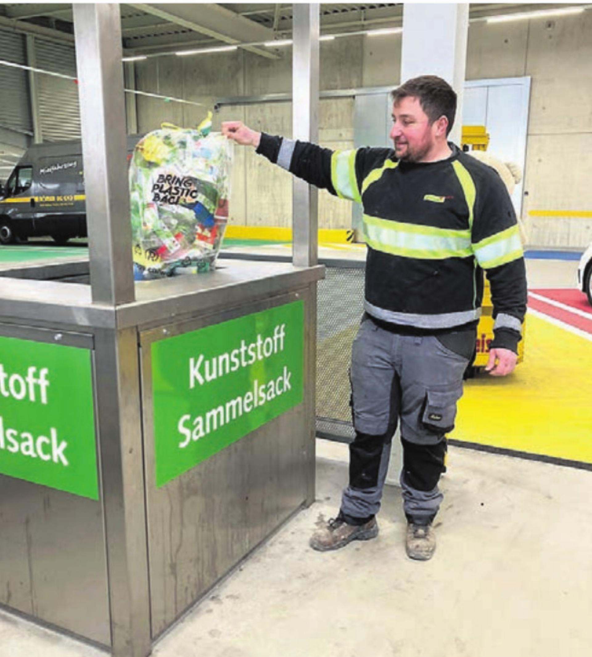 Sammelstellenleiter Festim Balazhi und sein Team sind immer bereit, beim Trennen und Entsorgen zu helfen. Bilder: zg - Das Bild wird blockiert. – Möglicherweise durch einen aktiven Adblocker.