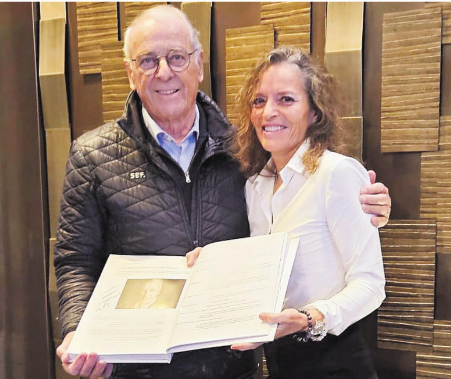 Besonderer Moment: Caroline Doka durfte ihr Werk Alt-Bundesrat Adolf Ogi persönlich übergeben. Bild: zg - Das Bild wird blockiert. – Möglicherweise durch einen aktiven Adblocker.