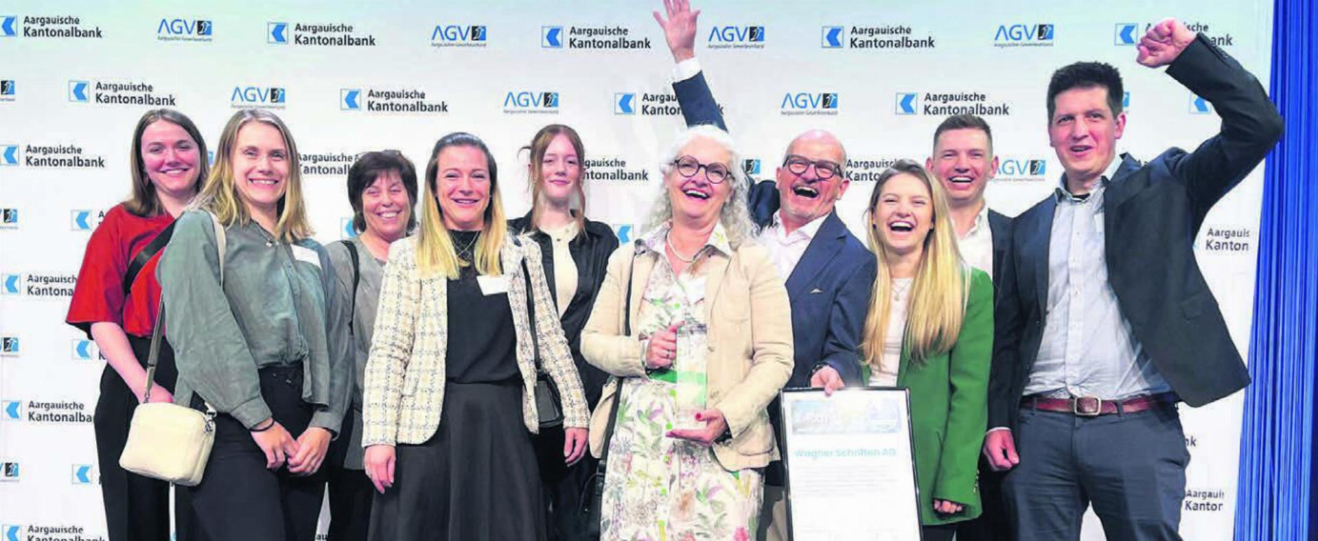 Mehr als die Hälfte der Mitarbeitenden war an der Preisverleihung anwesend: Das Wagner-Team feierte den grossen Erfolg ausgiebig. Bilder: pd