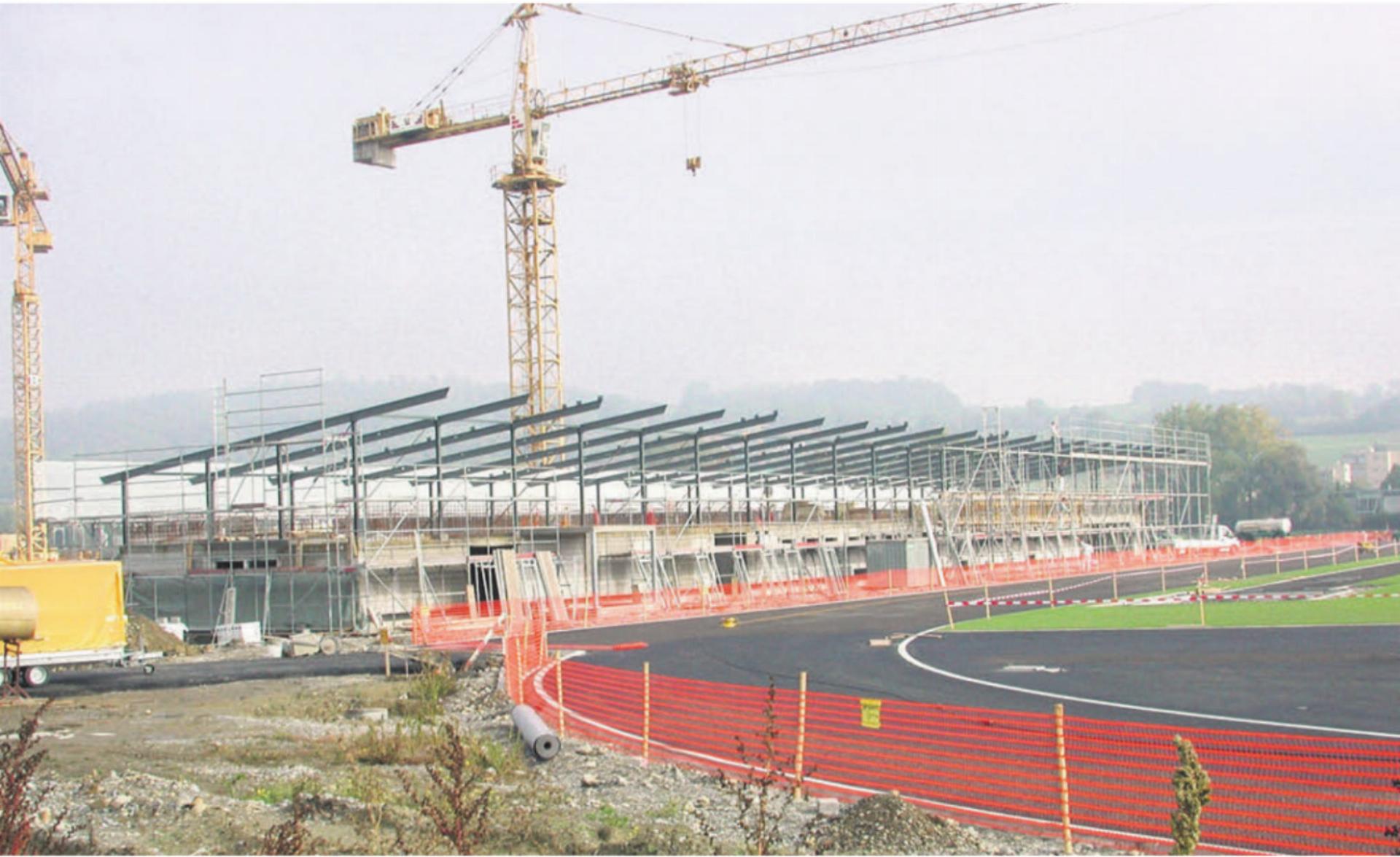 Schon vor dem Bau des Sportzentrums Niedermatten (die Aufnahme zeigt das Leichtathletikstadion im Oktober 2003) wurde die Grundsatzvereinbarung zwischen allen Parteien – Gemeinde und Vereine – verabschiedet. Bild: Archiv/dm - Das Bild wird blockiert. – Möglicherweise durch einen aktiven Adblocker.