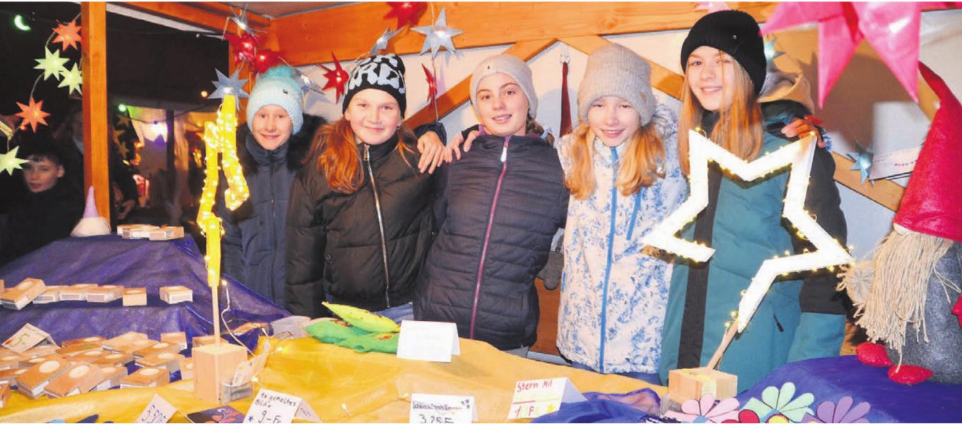 Die Boswiler Jugend nimmt ihre Aufgabe ernst und findet am Weihnachtsmarkt mit Freude und Elan für allerlei Dekoratives neue Besitzer. Bilder: Thomas Stöckli - Das Bild wird blockiert. – Möglicherweise durch einen aktiven Adblocker.