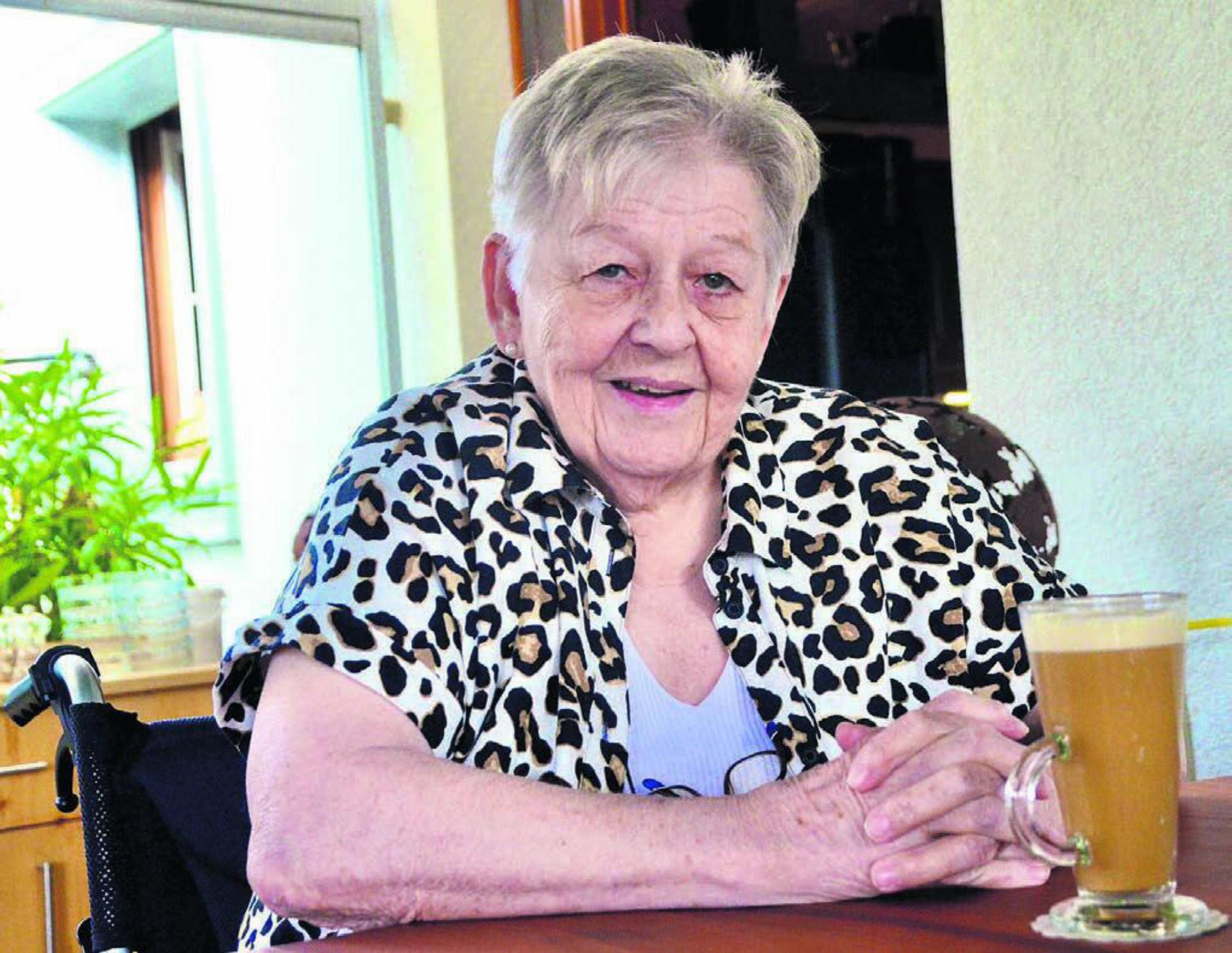 Hier gefällt es ihr: Ruth Bruderer am grossen Holztisch im Garten ihres Restaurants Reussbrücke in Werd. Bild: Thomas Stöckli - Das Bild wird blockiert. – Möglicherweise durch einen aktiven Adblocker.