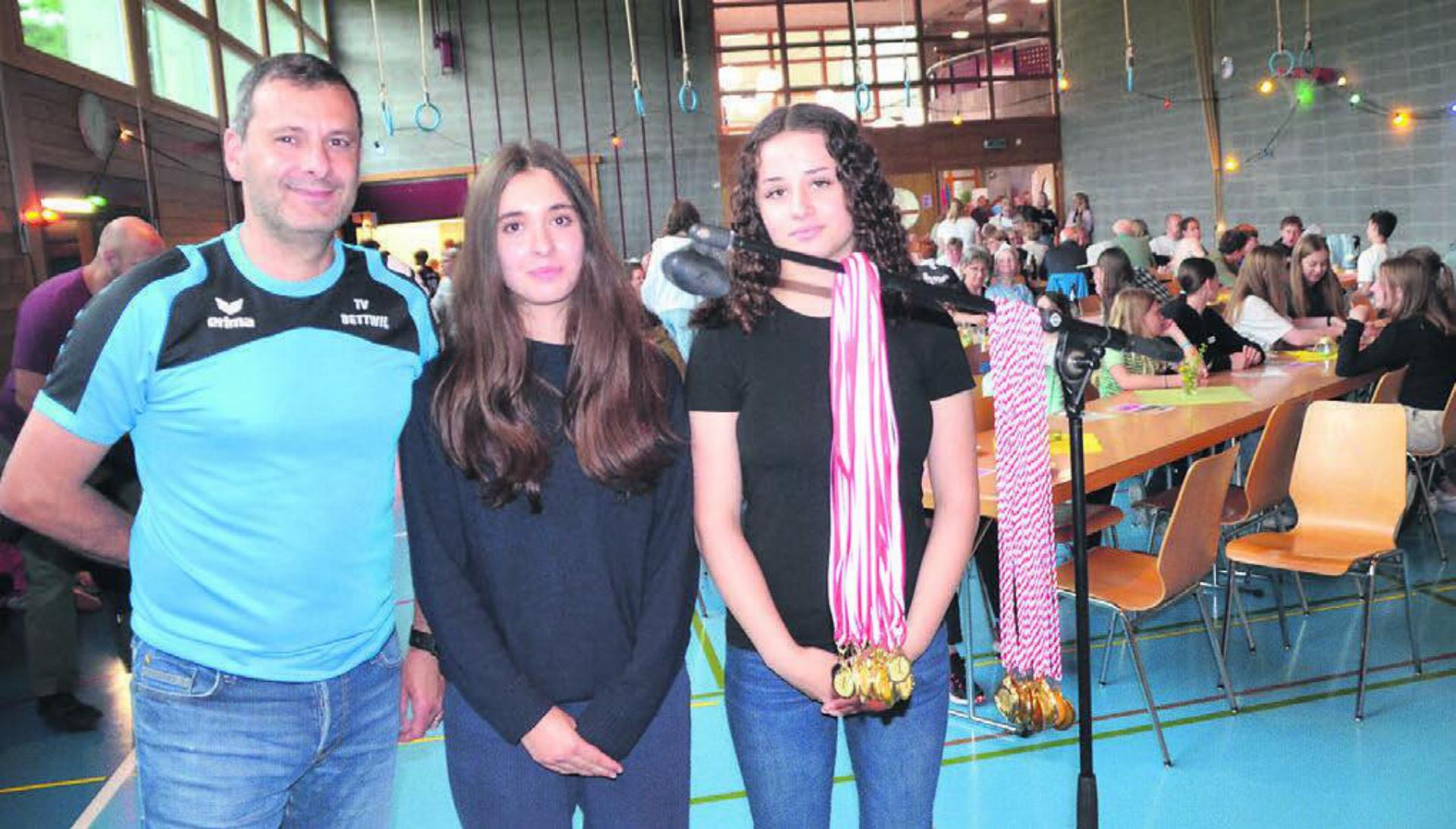 Bereit für die Rangverkündigung des Sprintwettkampfs. Von links: Marc Evangelista, Turner-Präsident und Fest-Organisator in der Kulturkommission, mit seinen Assistentinnen Anna Evangelista und Larina Leisibach. Bilder: Thomas Stöckli