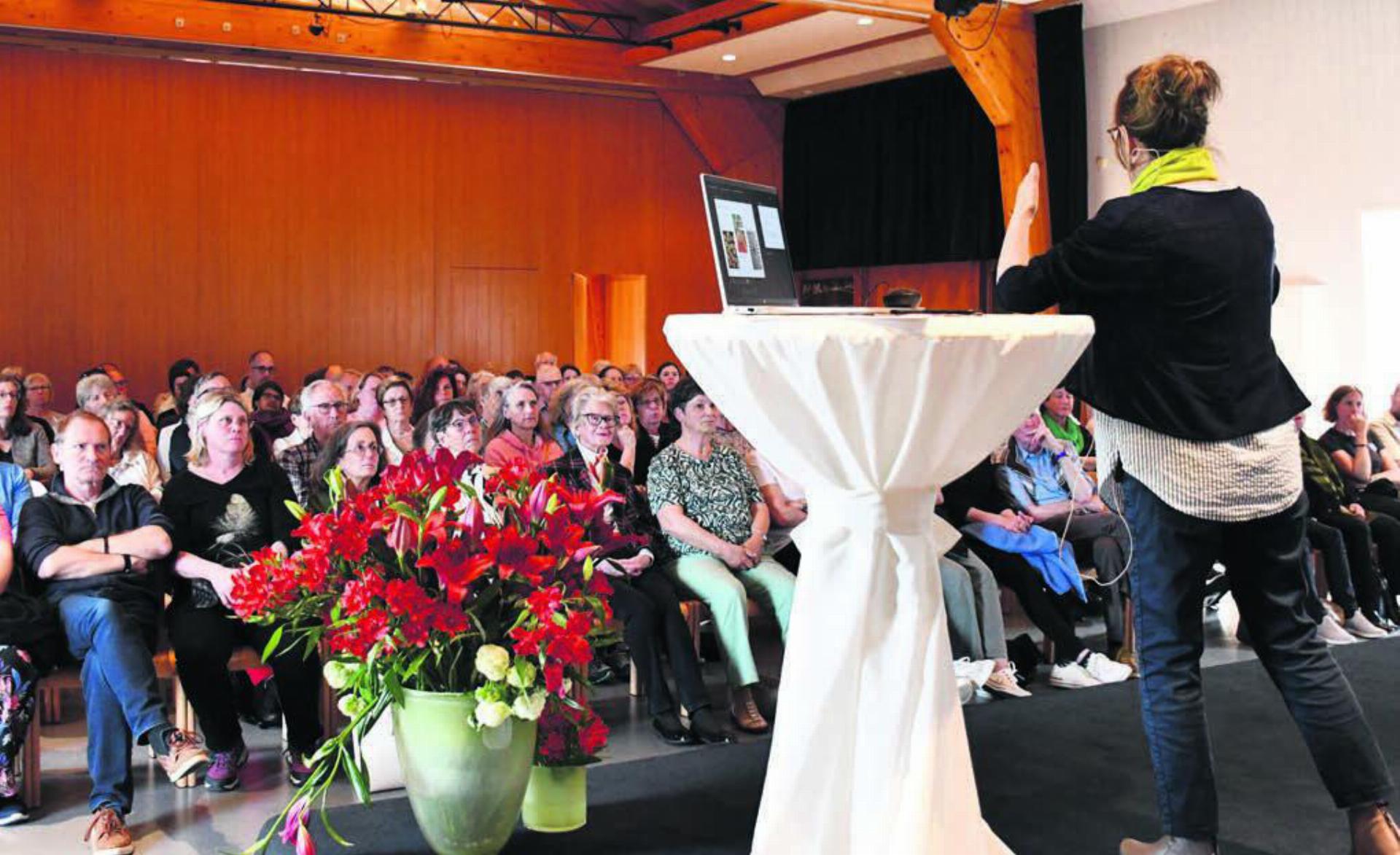 Marianne Cantreias Erfahrungen berührten und brachten die Zuhörenden zum Lachen. Bild: Verena Anna Wigger