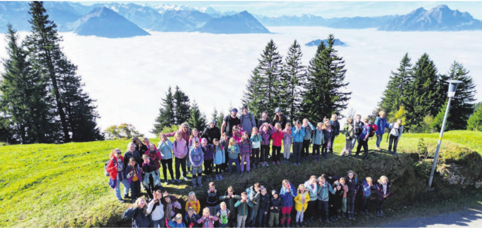 Wandern stand auf dem Programm: Über dem Nebelmeer macht es mehr Spass. Bild: zg - Das Bild wird blockiert. – Möglicherweise durch einen aktiven Adblocker.