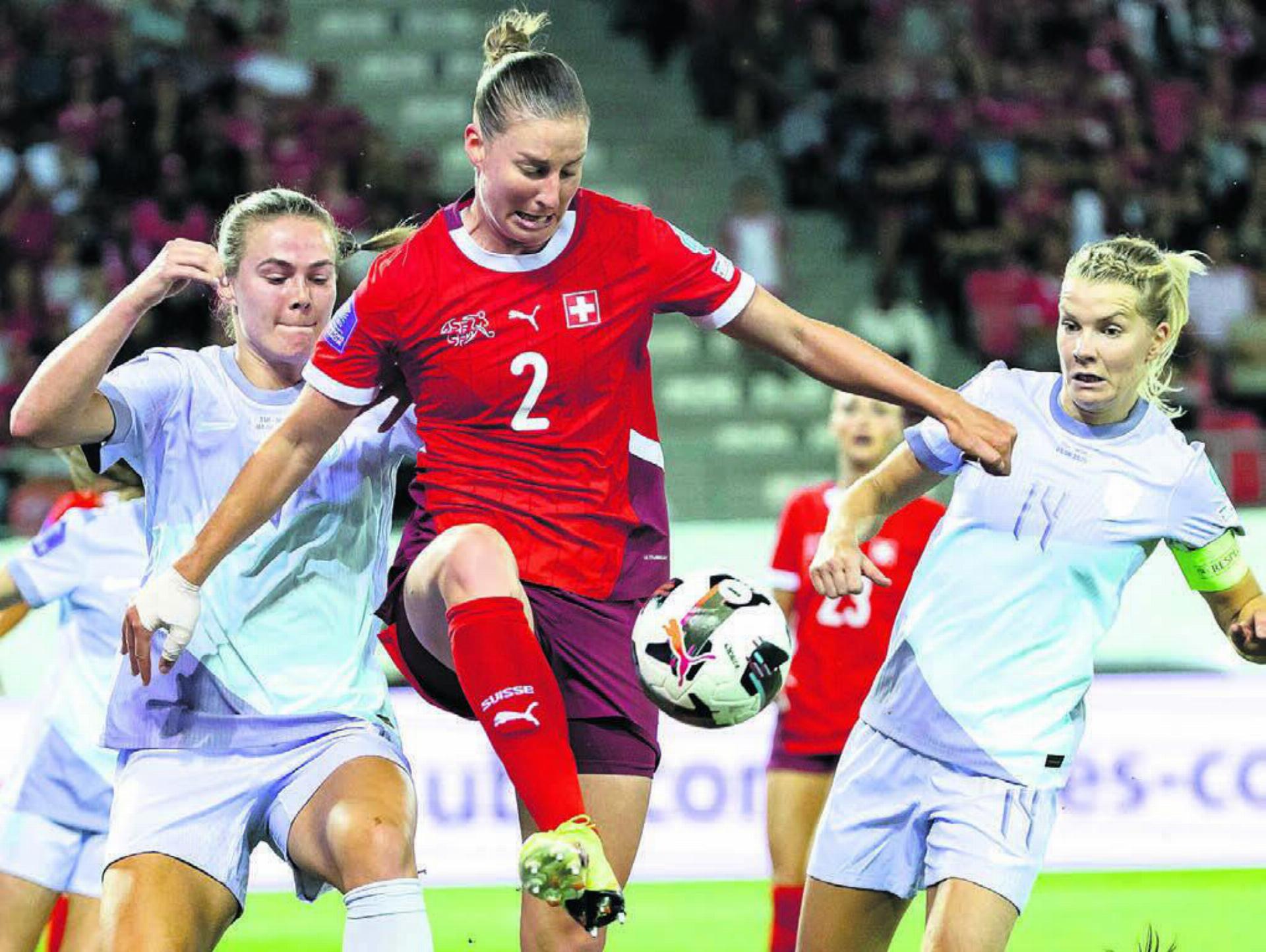 3. Juni, Nations League: Julia Stierli (Mitte) gegen die Norwegerinnen Marthine Ostenstad und Ada Hegerberg. Am 2. Juli folgt das Startspiel der Schweiz gegen denselben Gegner. Bild: Freshfocus