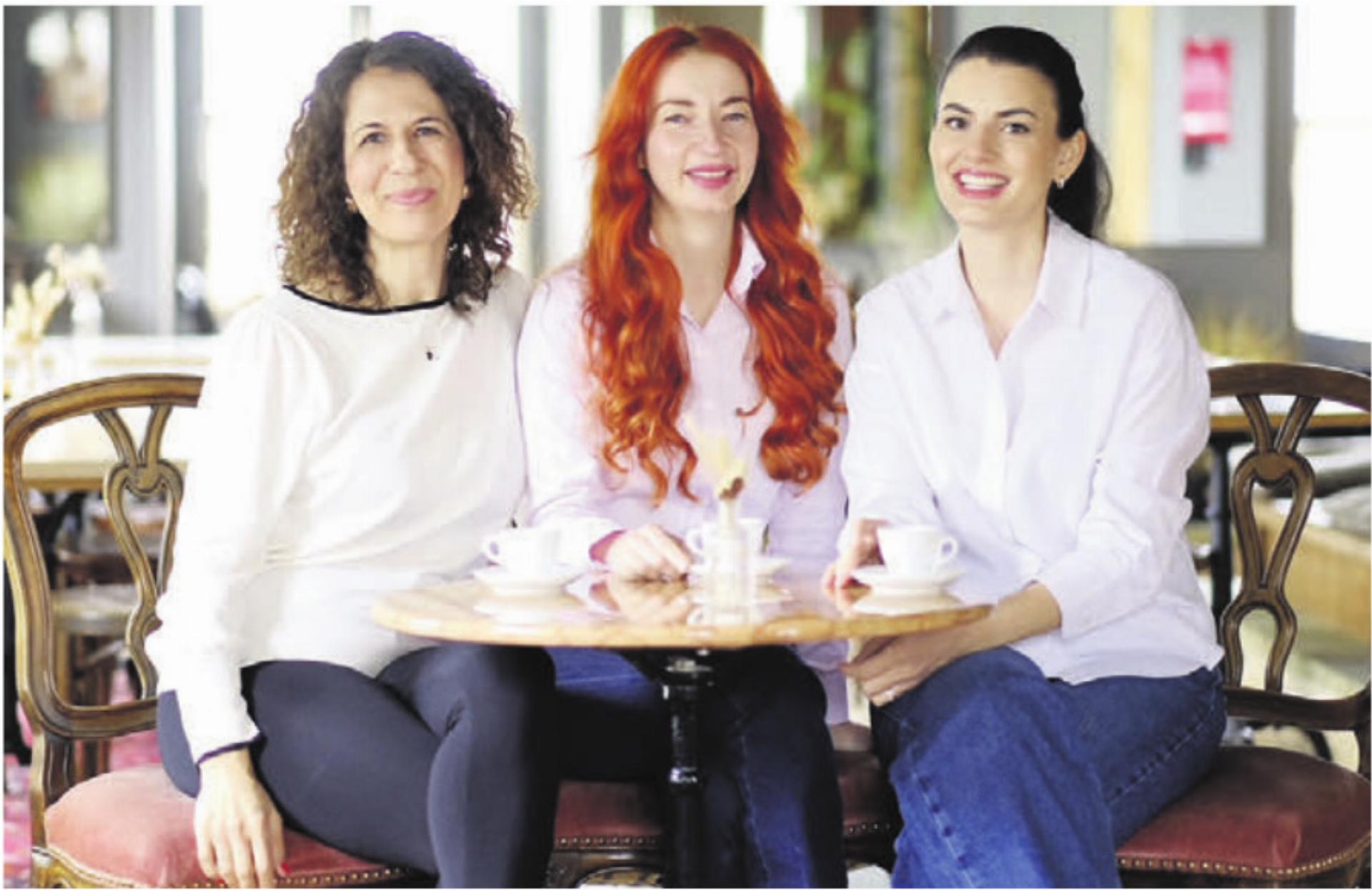 Die drei Veranstalterinnen des Pop-up-Cafés (v. l): Zuhal Kaya, Jelena Popovic und Mejreme Jashari. Bild: zg - Das Bild wird blockiert. – Möglicherweise durch einen aktiven Adblocker.