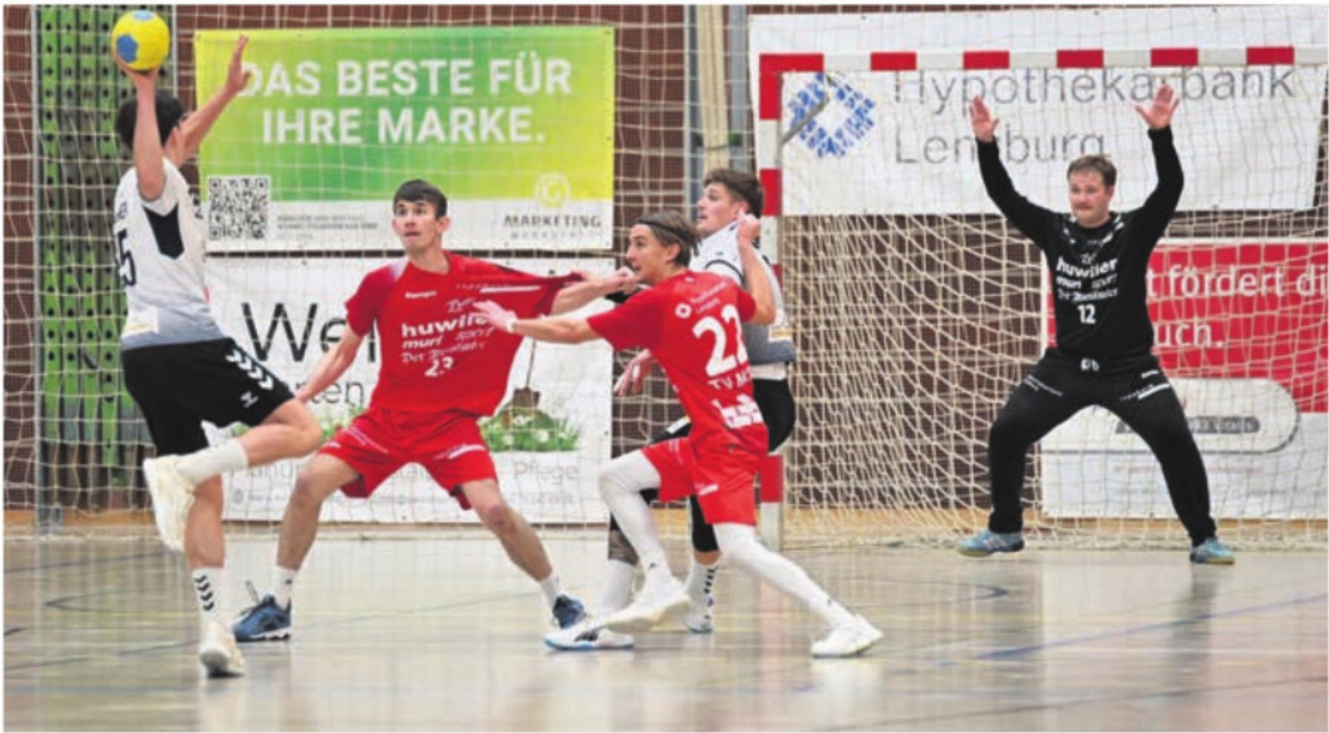 Der TV Muri (in Rot) mit Ivo Rütimann (rechts) im Tor. Gegen die Mythen-Shooters könnten die Freiämter vermehrt auf einen Goalie verzichten. Bild: tvm - Das Bild wird blockiert. – Möglicherweise durch einen aktiven Adblocker.