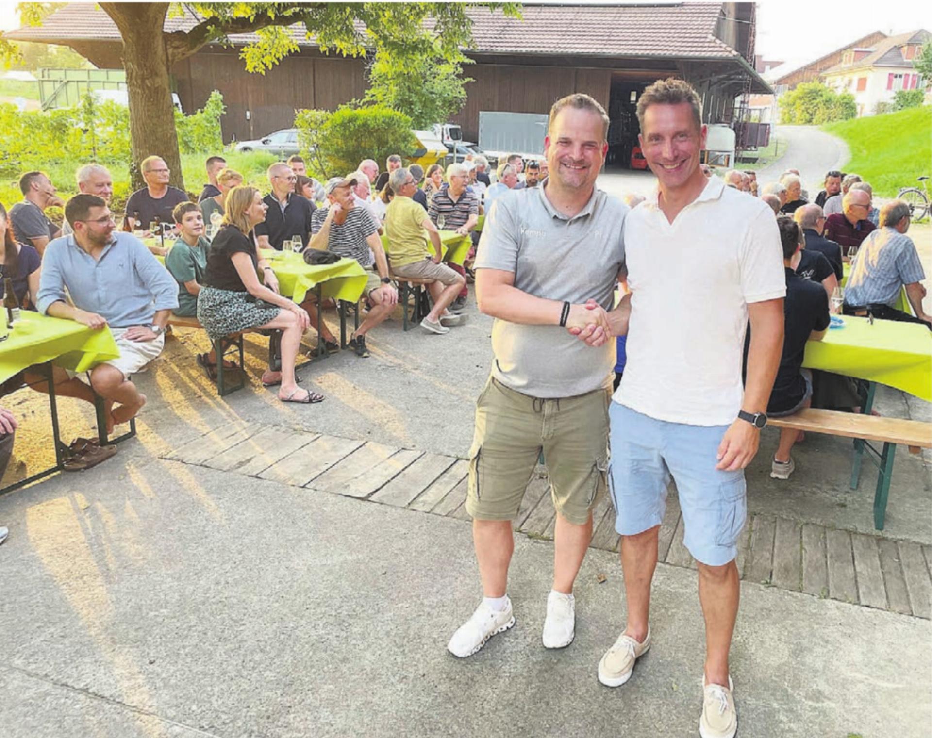 «Der TV Muri ist ein toller und intakter Verein mit viel Zusammenhalt», sagt Trainer Björn Navarin (rechts). Hier mit TV-Muri-Fördervereinspräsident Mirko Kleiner an einem Anlass von «Pro Handball 96». Bild: zg - Das Bild wird blockiert. – Möglicherweise durch einen aktiven Adblocker.