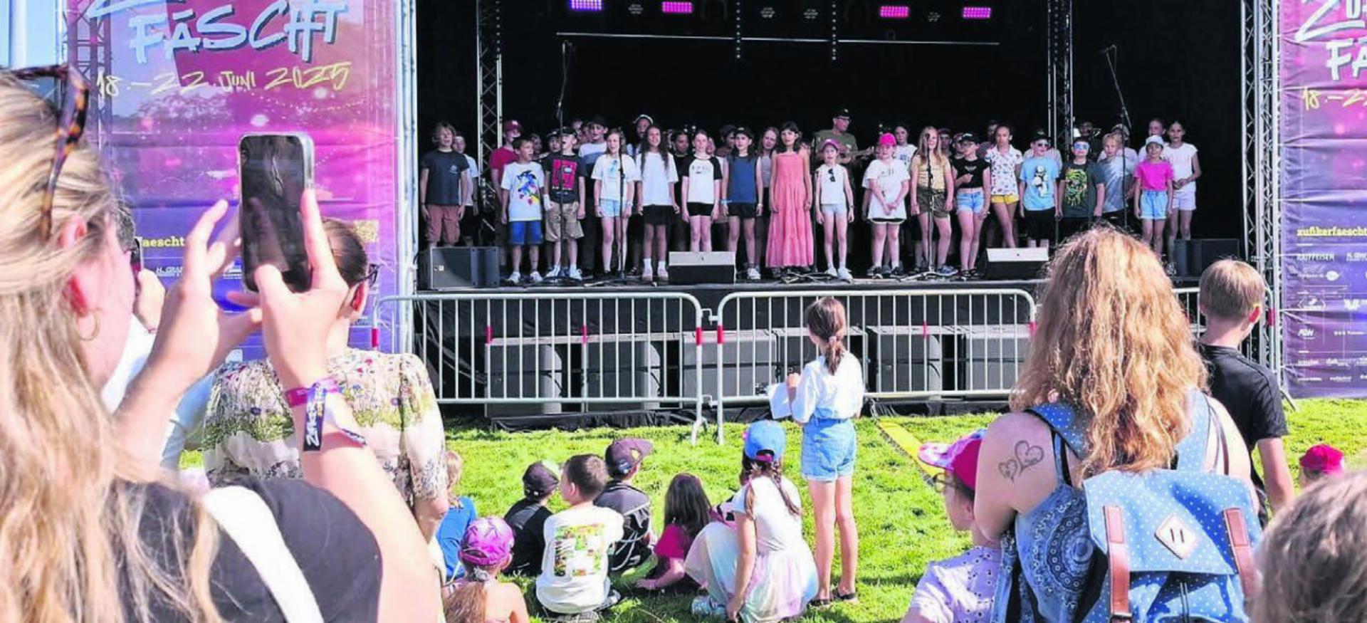 Der Schülerchor hat die Eröffnung des Zufikerfäschts 2025 musikalisch umrahmt. Die Kinder und die Bevölkerung freuen sich auf unvergessliche Tage. Bild: Roger Wetli / zg
