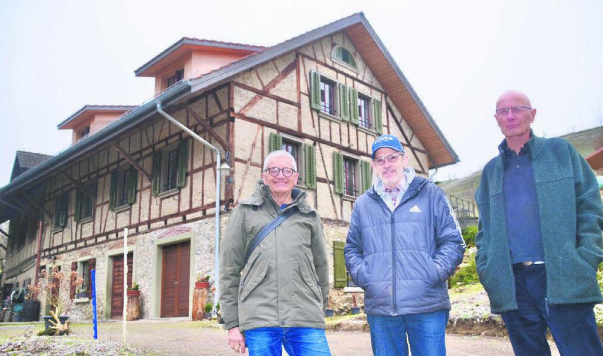 Ein besonders gelungenes Umbauprojekt: Gemeinderat Luigi Alberti würdigt das Engagement von Bauherr Max Staubli und Architekt Hans-Rudolf Rohner (von links) fürs Ortsbild. Bilder: Thomas Stöckli / zg