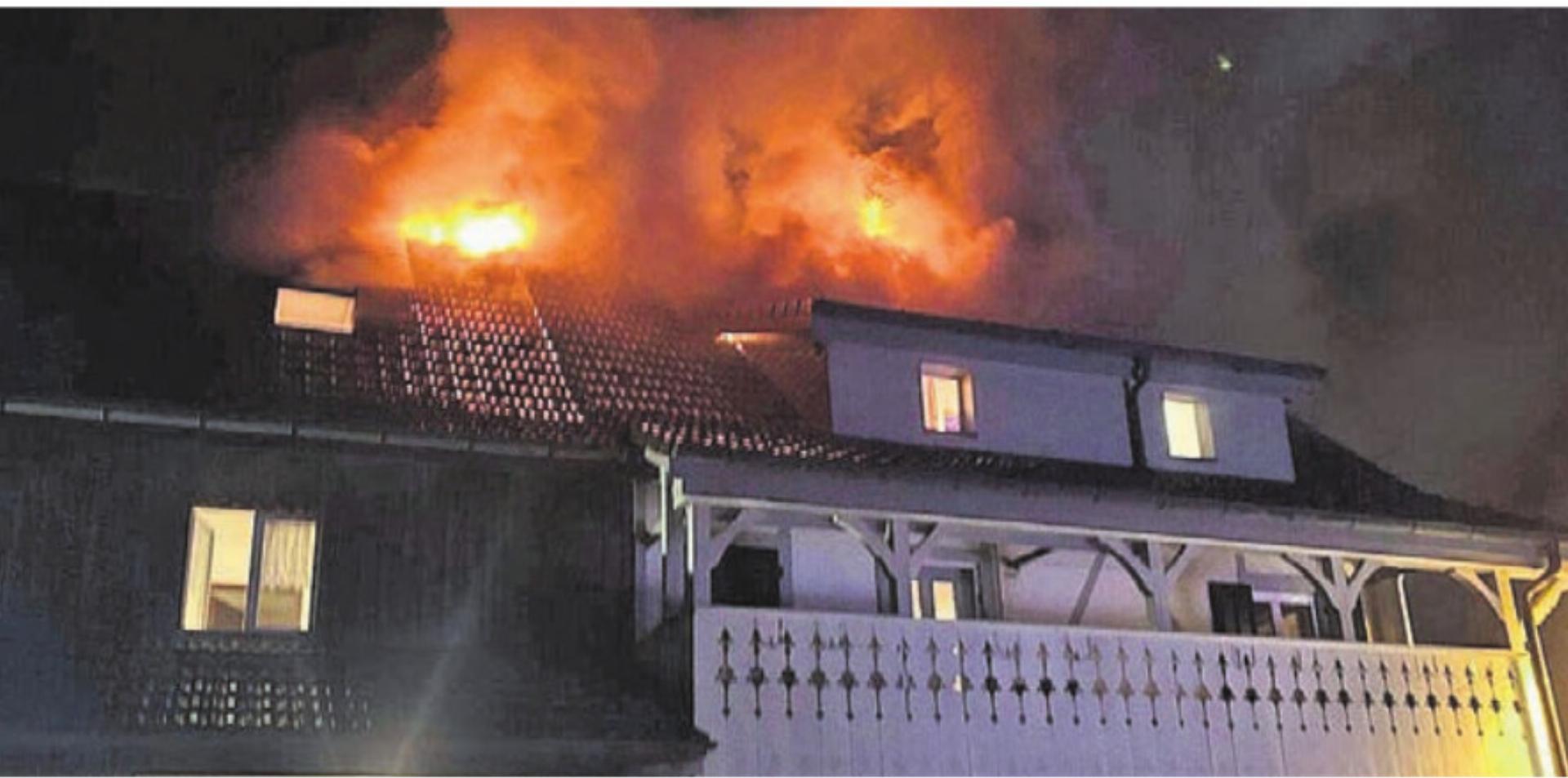 Die Flammen waren im ganzen Dorf zu sehen an diesem Abend. Bild: pz - Das Bild wird blockiert. – Möglicherweise durch einen aktiven Adblocker.