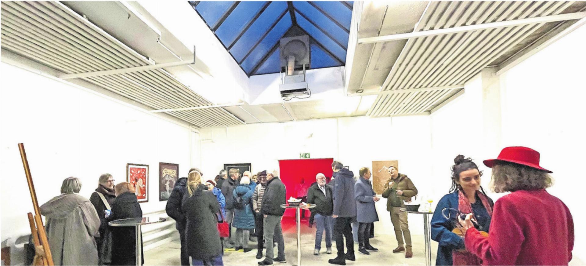 Der Eröffnungsanlass des Kunstraums war gut besucht. Der Raum verfügt über grosszügiges Tageslicht. Bilder: Walter Minder - Das Bild wird blockiert. – Möglicherweise durch einen aktiven Adblocker.