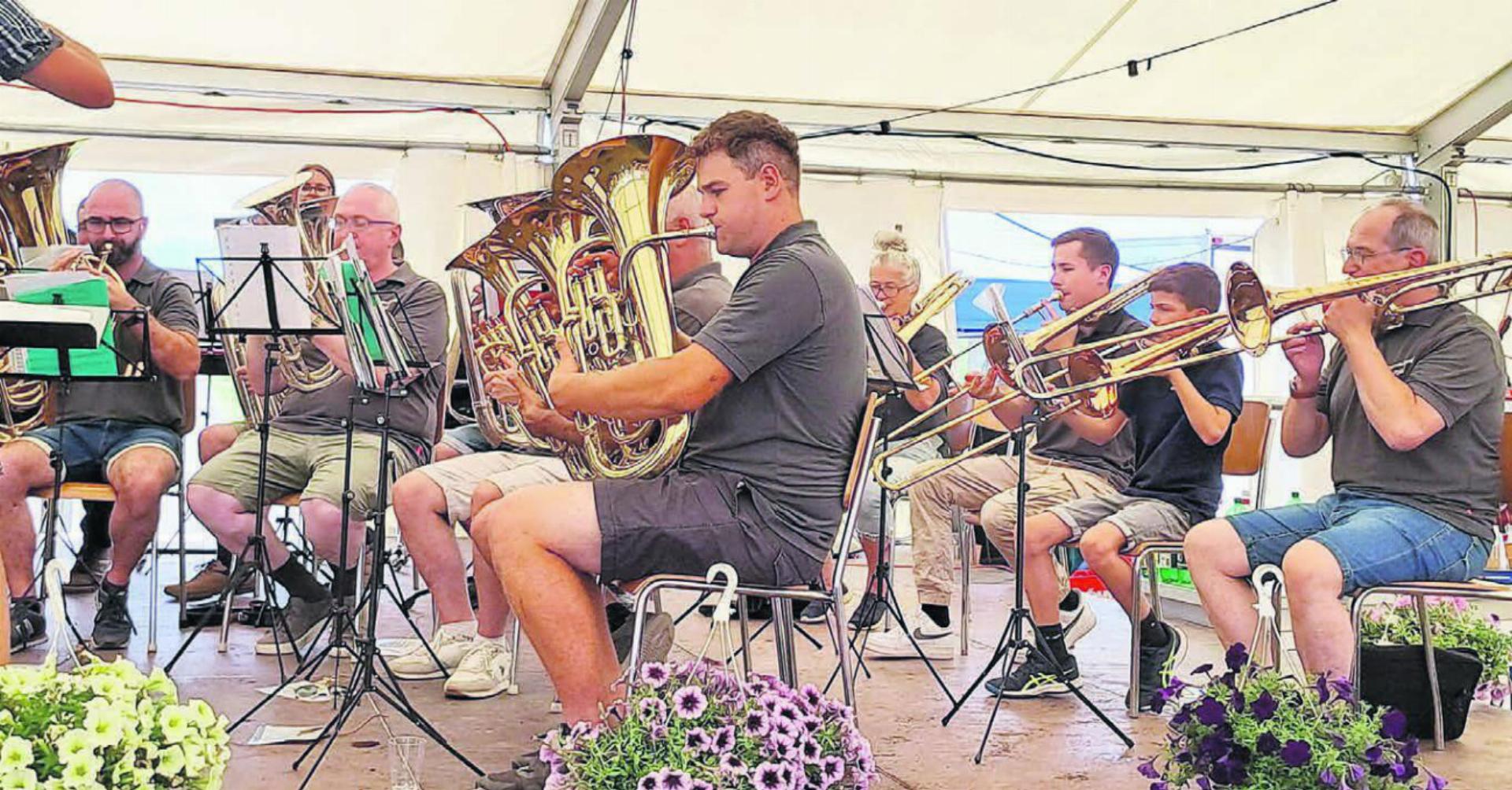 Der organisierende Verein Brass Band Auw machte am Sonntag einen überzeugenden Start in ein geselliges Dorffest für die ganze Familie. Bild: zg