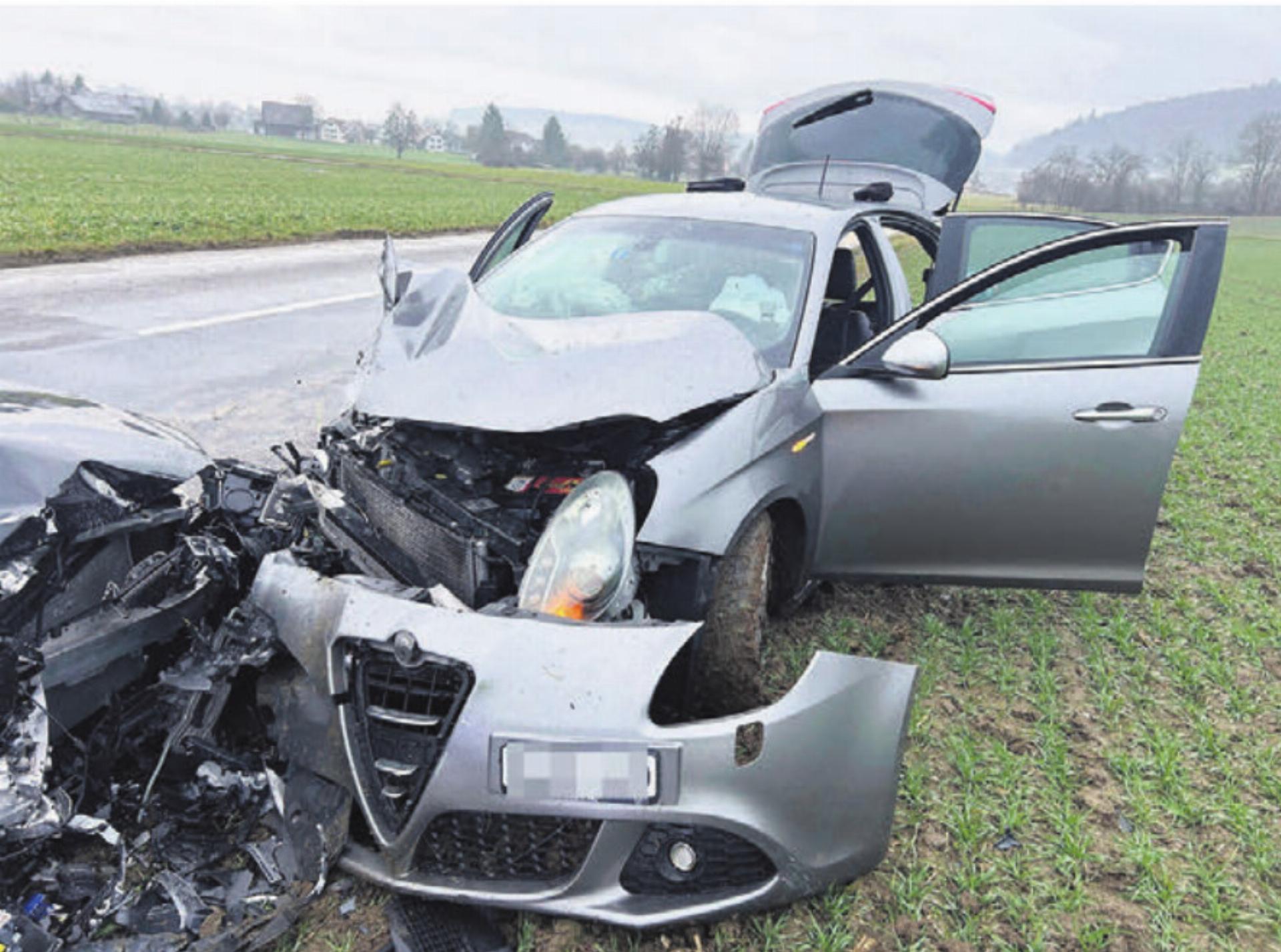 Die Kollision war heftig, beide Fahrzeuge erlitten Totalschaden, beide Lenker blieben aber unverletzt. Bild: pz - Das Bild wird blockiert. – Möglicherweise durch einen aktiven Adblocker.