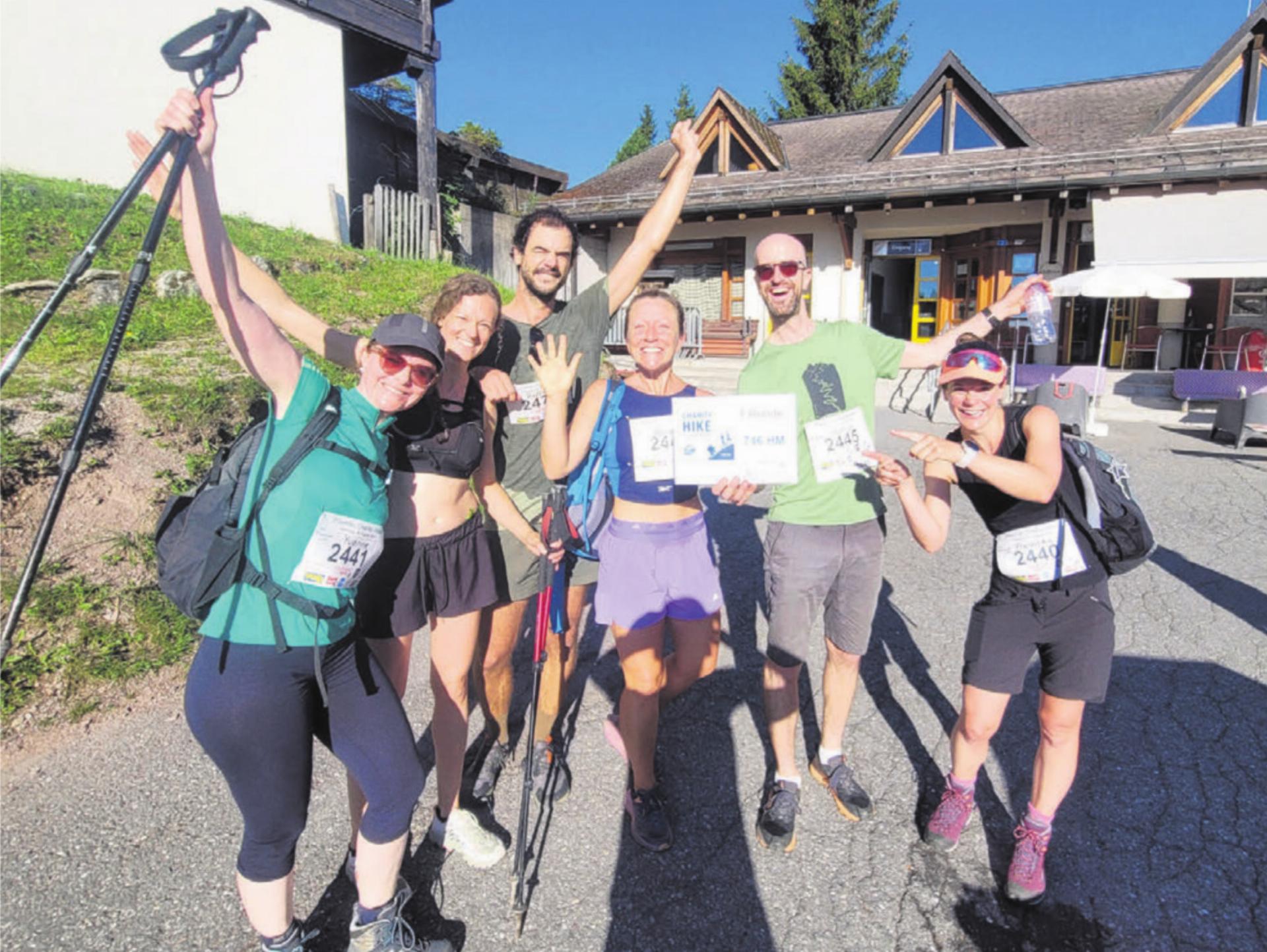 Eine der Finisher-Gruppen: Über 70 Leute wanderten den ganzen Tag. Bilder: zg