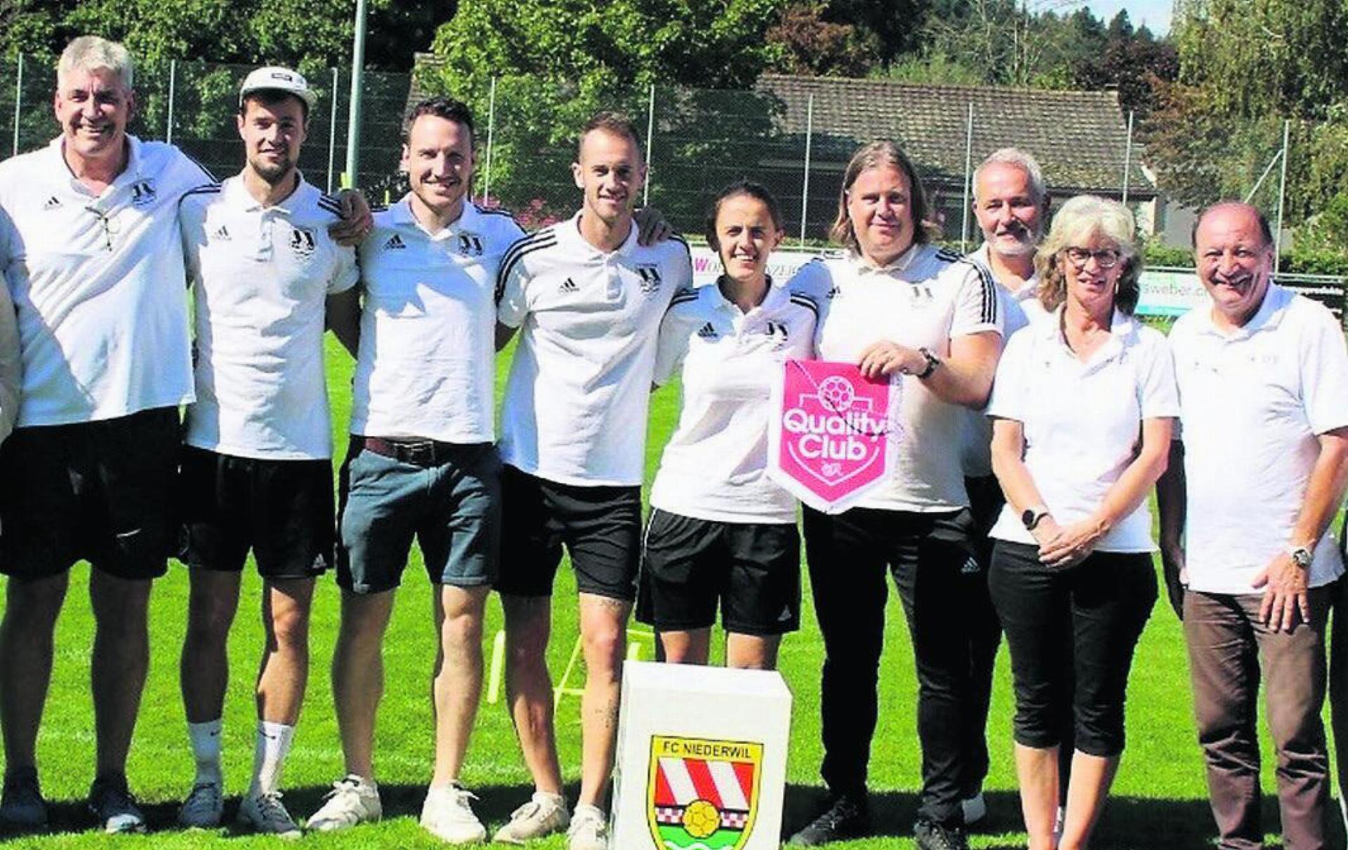 Der FC Niederwil wurde als erster Verein des AFV als «SFV-Quality-Club» Bild: zg