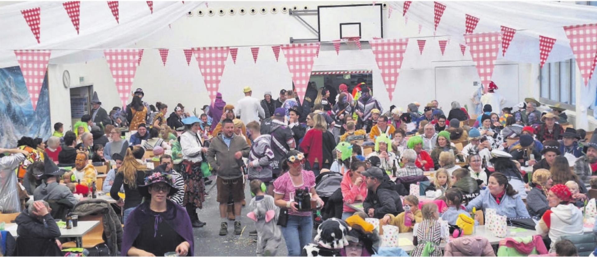 Bunt gekleidet und dem Motto gerecht geschminkt ging man dieses Jahr auf die Blüemlisalp in einer Winternacht, so zeigte sich auch die Buttwiler Kinderfasnacht. Bilder: zg - Das Bild wird blockiert. – Möglicherweise durch einen aktiven Adblocker.