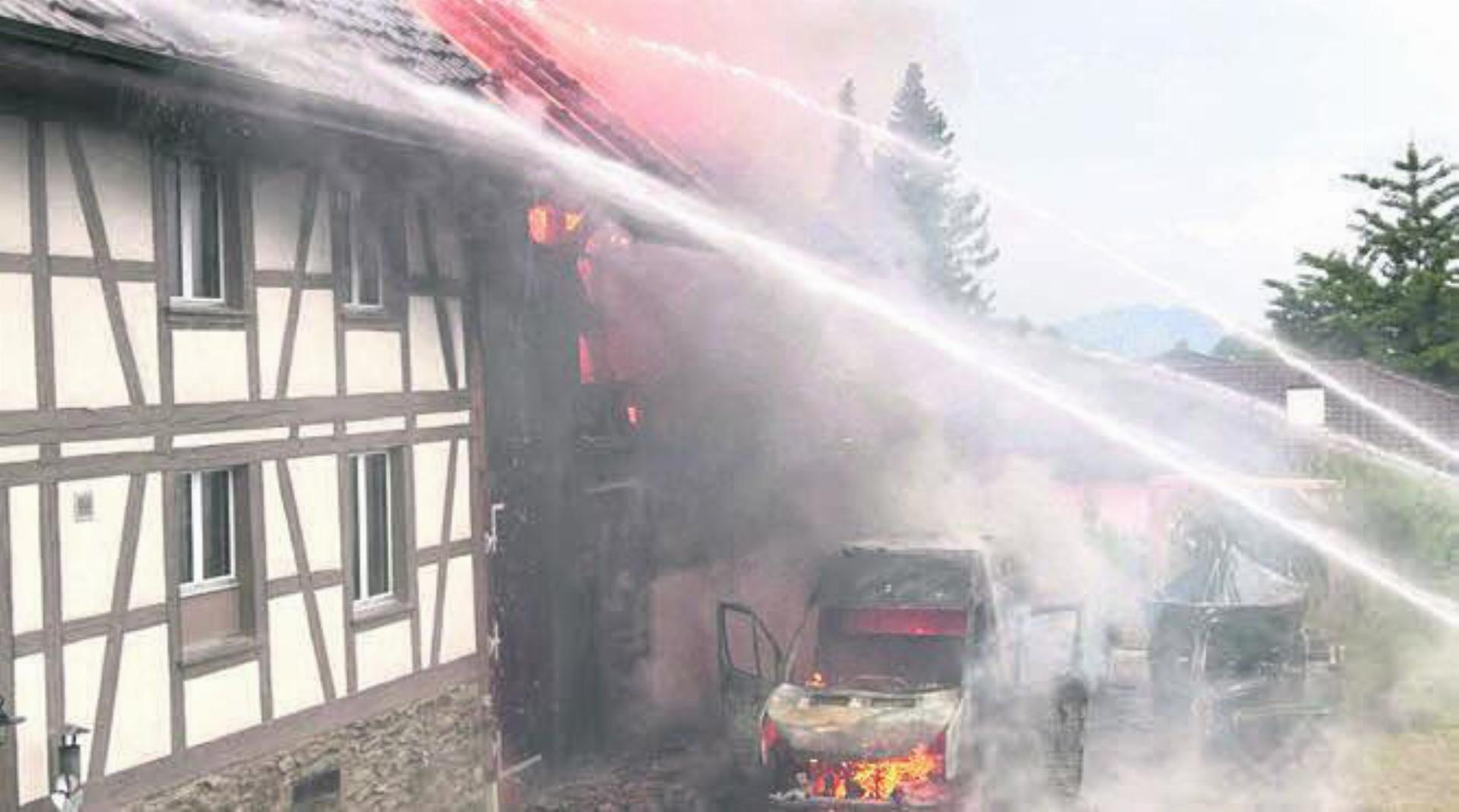 Vom Lieferwagen griffen die Flammen auf die Scheune und das Wohnhaus über. Bild:pz