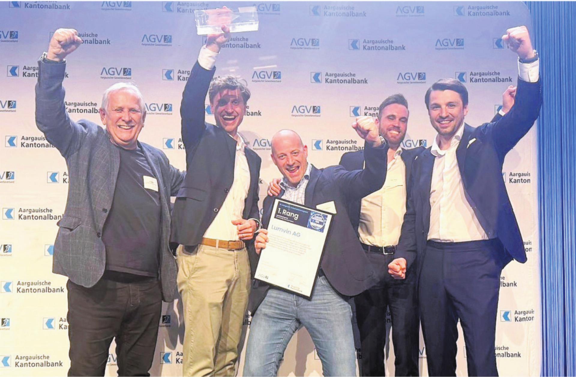 Da kommt ganz grosse Freude auf, die Verantwortlichen der Lumvin AG feiern mit doppelter Wohler Beteiligung den Leuchtturmpreis (v. l.): Urs Müller (Investor), Kristjan Jozipovic (Gründer), Martin Laubacher (Verwaltungsrat und Unternehmensentwickler), Fabio Vettiger (Head of Growth) und Besfort Biljali (Gründer). - Das Bild wird blockiert. – Möglicherweise durch einen aktiven Adblocker.
