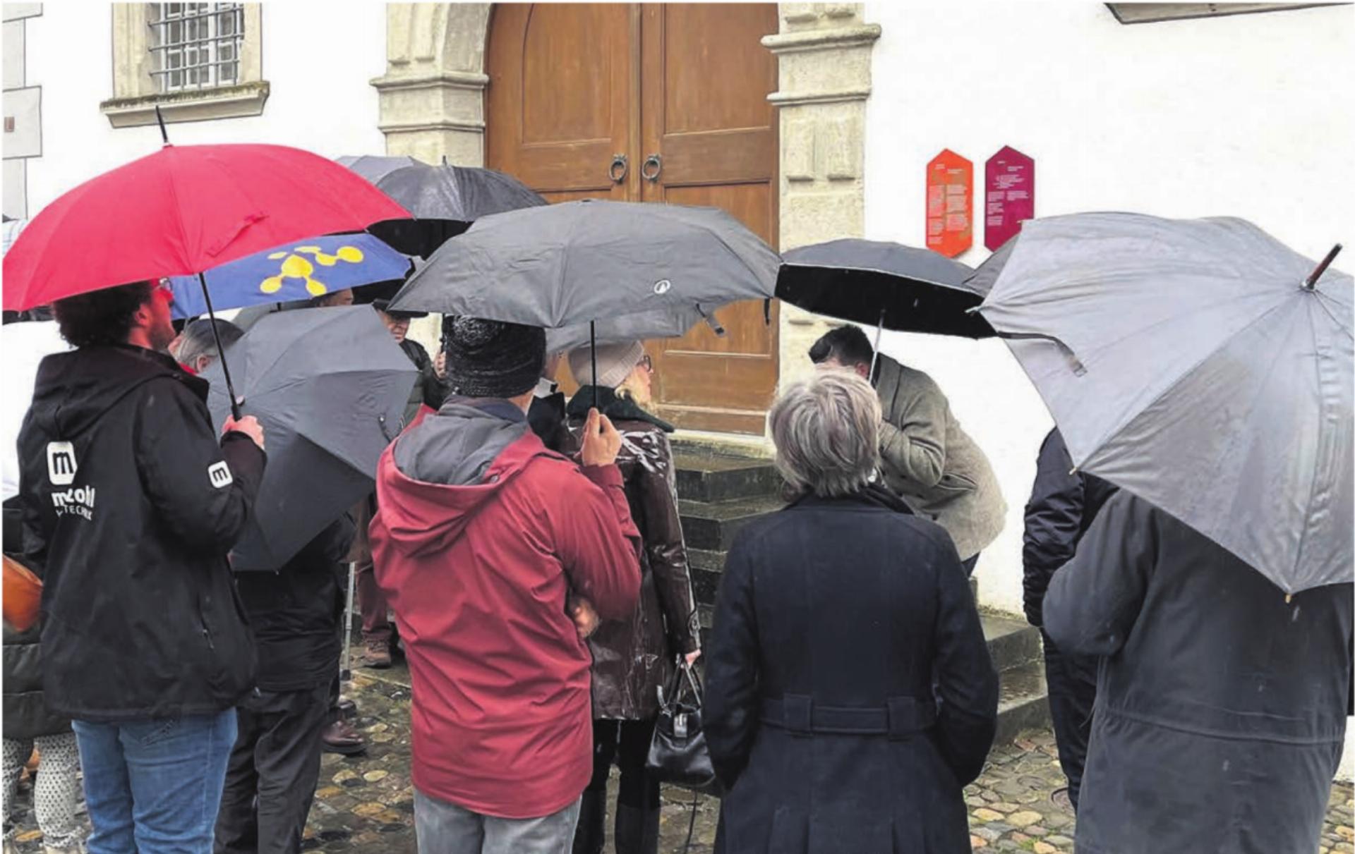 Wissbegierige Besucherinnen und Besucher trotz Hudelwetter. Sie 
erfahren anlässlich der Einweihung der neuen Tafeln viel Interessantes. Auch die militärische Vergangenheit Bremgartens wird thematisiert – wie hier beim Zeughaus. Hier wurden bis ins Jahr 1800 die Waffen der städtischen Miliztruppen eingelagert.
Bild: Walter Minder - Das Bild wird blockiert. – Möglicherweise durch einen aktiven Adblocker.