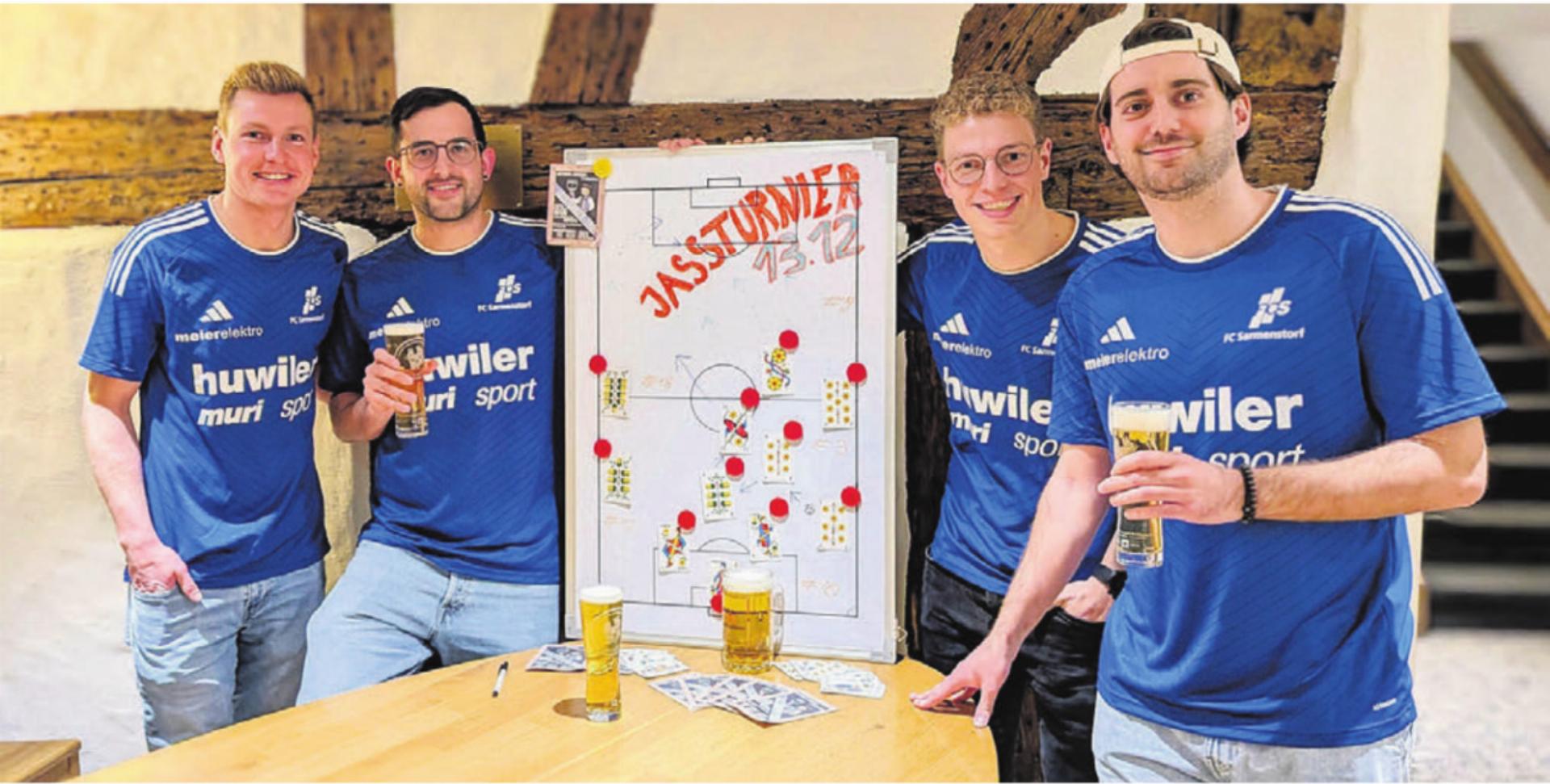 Das OK des Jassturniers und gleichzeitig alles Spieler des FC Sarmenstorf. Von links: Fabian Stutz, Denis Dubler, Pascal Lindenmann und Yannik Hubel. Bild: zg - Das Bild wird blockiert. – Möglicherweise durch einen aktiven Adblocker.