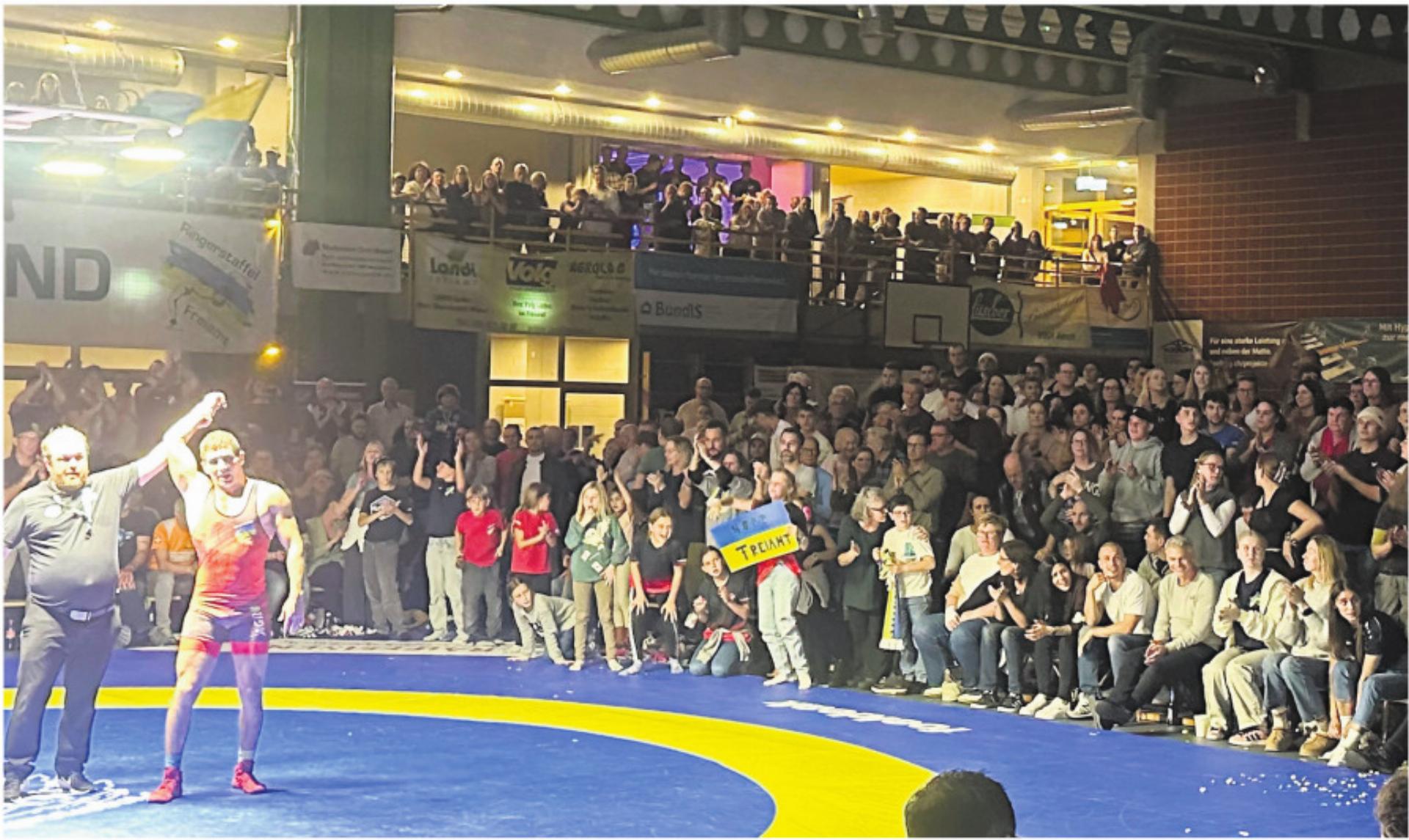 800 Fans in Muri: Beste Stimmung nach dem Sieg von Yves Müllhaupt. Bild: spr - Das Bild wird blockiert. – Möglicherweise durch einen aktiven Adblocker.