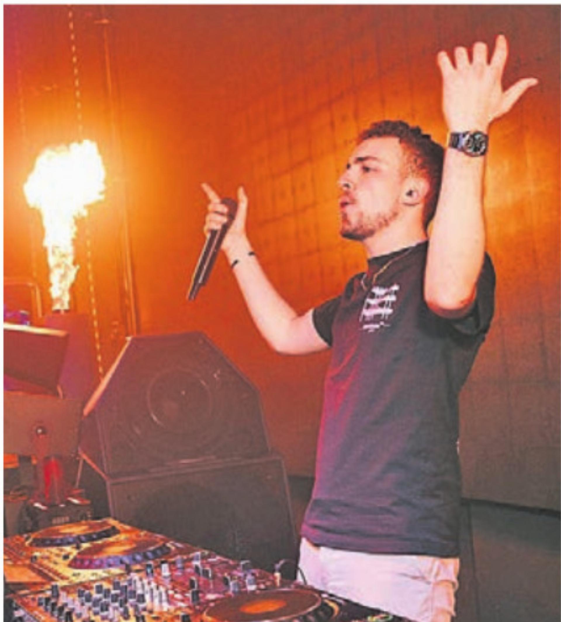 DJ Simon Miles in Aktion: Jan Becker hat sein Hobby zum Beruf gemacht. Bild: pd - Das Bild wird blockiert. – Möglicherweise durch einen aktiven Adblocker.