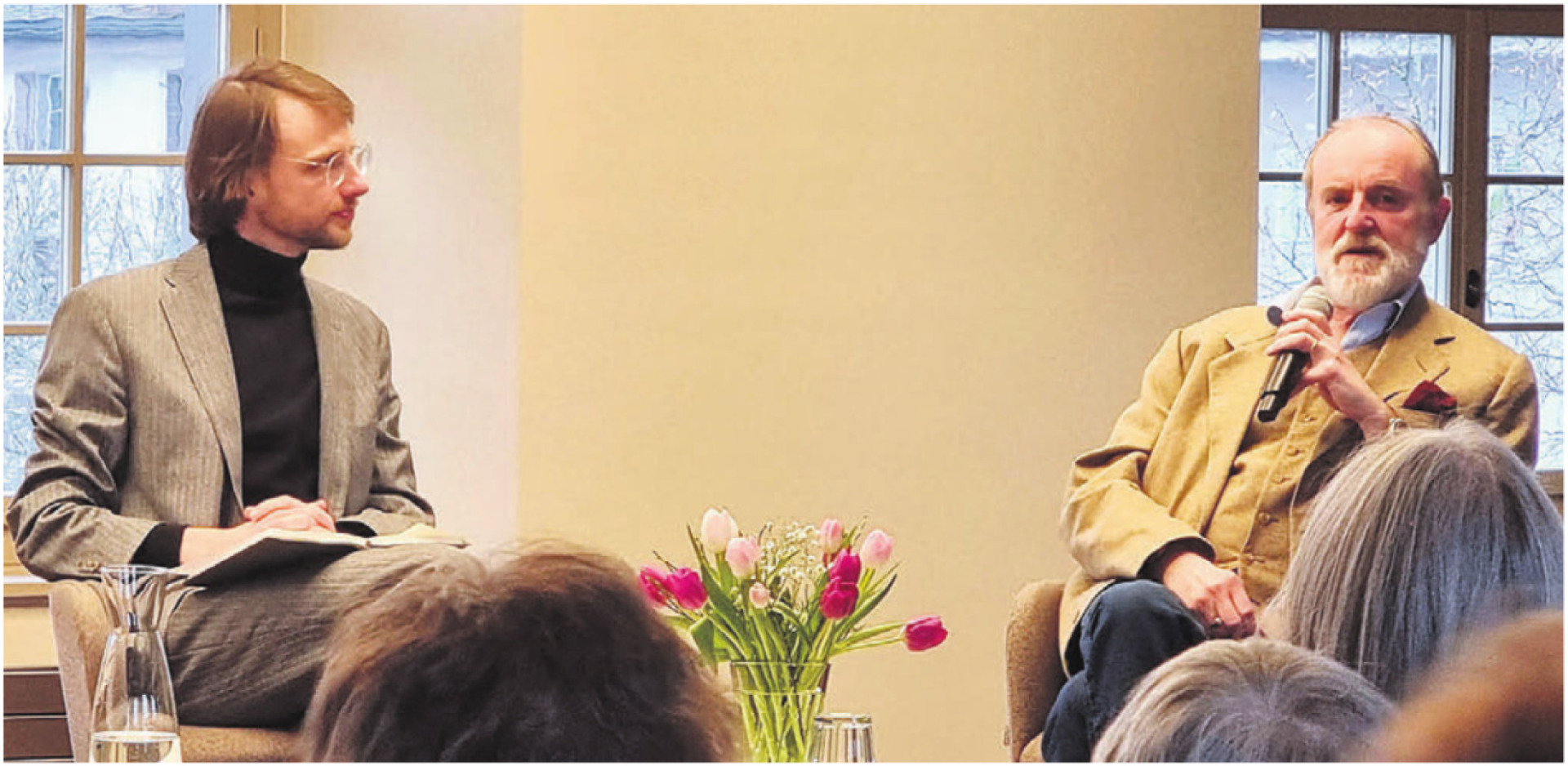 Pascal Hüppi, links, Moderator, beim letzten Impulsgespräch mit Peter Schneider  Psychoanalytiker und Autor. Bild: Verena Anna Wigger - Das Bild wird blockiert. – Möglicherweise durch einen aktiven Adblocker.