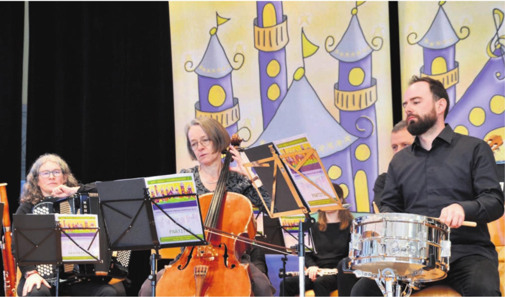 Schlagzeuger Christian Rombach und Cellistin Anette Knierim in Aktion. Links lauscht Regine Brunner am Akkordeon. Bild: Thomas Stöckli - Das Bild wird blockiert. – Möglicherweise durch einen aktiven Adblocker.