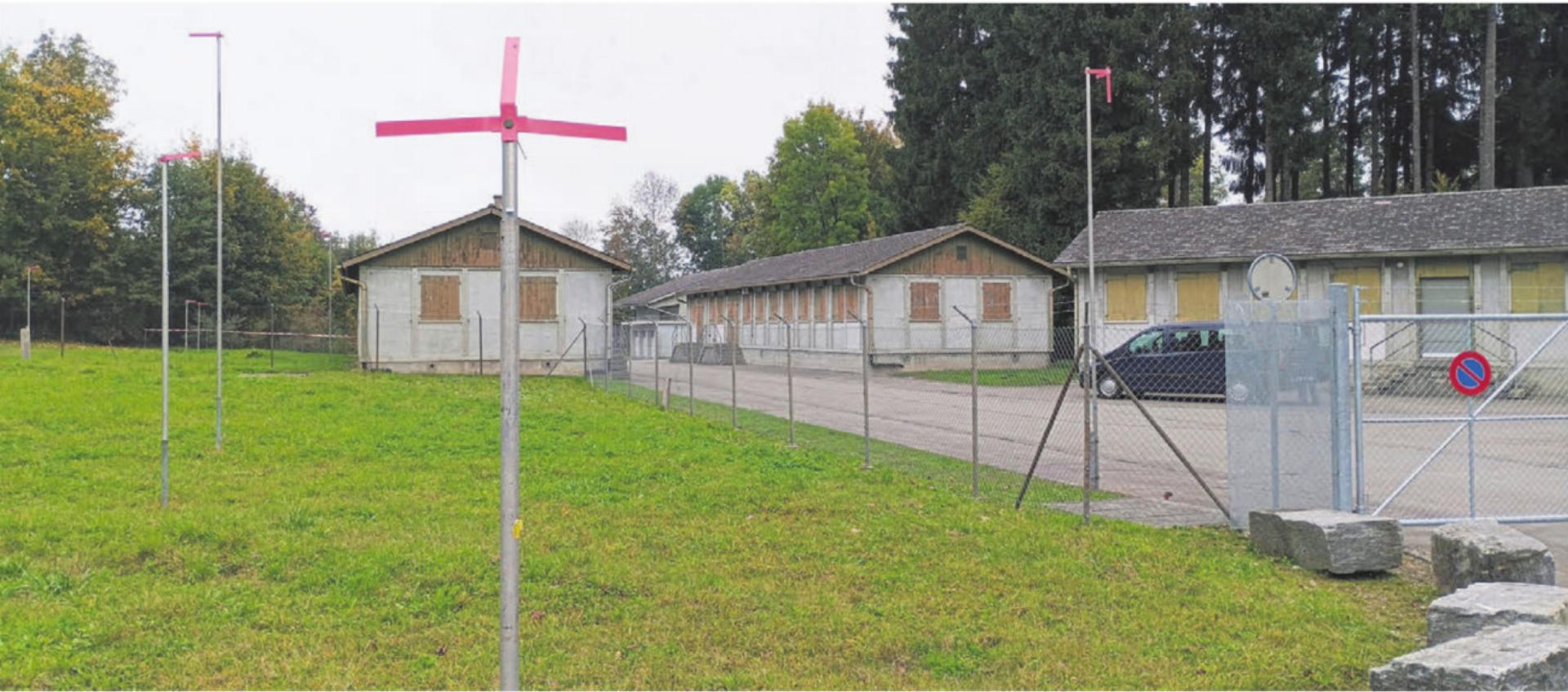 Die Bauprofile – vorne das für den angepassten Verlauf der Einzäunung – zeigen die auf dem Areal des Bundes in Bettwil geplanten Bauten an. Bilder: Thomas Stöckli / zg - Das Bild wird blockiert. – Möglicherweise durch einen aktiven Adblocker.