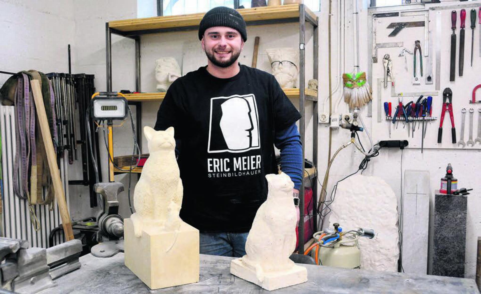 Der Künstler mit einem seiner ersten Werke: Die Katze hat er im Rahmen seiner Ausbildung gemacht. Zuvor hat ein Modell aus Gips hergestellt. Für Eric Meier ist die Steinbildhauerei viel mehr als bloss ein Handwerk. Bild: Chregi Hansen - Das Bild wird blockiert. – Möglicherweise durch einen aktiven Adblocker.