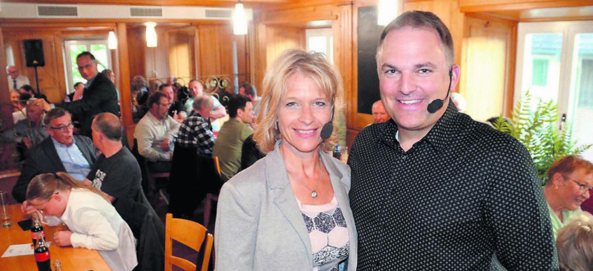 Marcel Dettling, Präsident der SVP Schweiz, und Nicole Heggli-Boder dürfen sich über ein volles Haus freuen im Restaurant Hirschen in Bünzen. Bilder: Thomas Stöckli