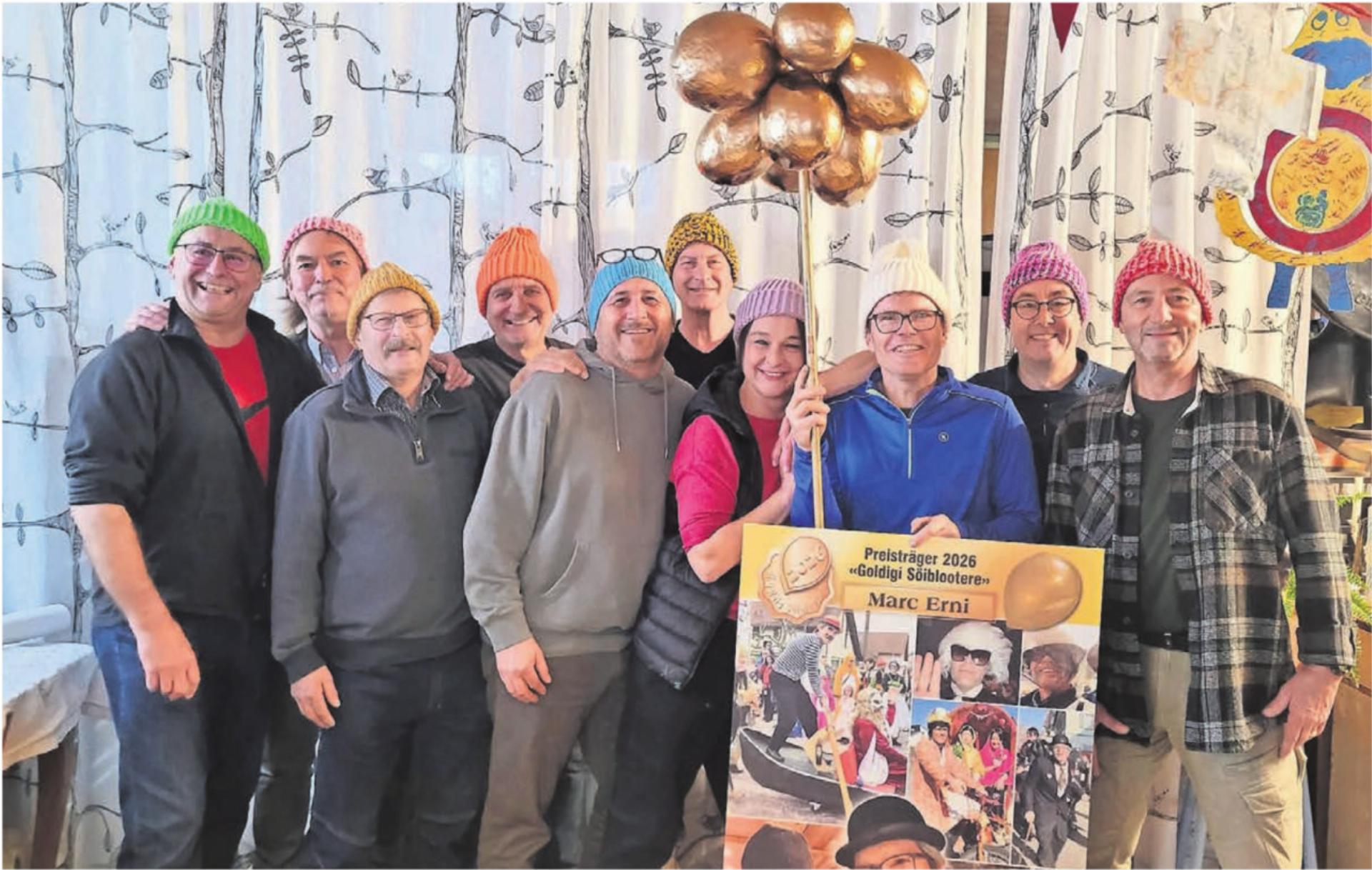 Die goldigen «Söiblottere» haben ein Mitglied mehr (von links): Lieni Niederer, Balz Saxer, Pius Wey, Martin Joller, Peter Thurnherr, Hans Melliger, Sandra Joho, der frisch gekürte Marc Erni, Remo Eppisser und Remo Stettler. Es fehlt Priska Meier. 
Bilder: Chregi Hansen - Das Bild wird blockiert. – Möglicherweise durch einen aktiven Adblocker.