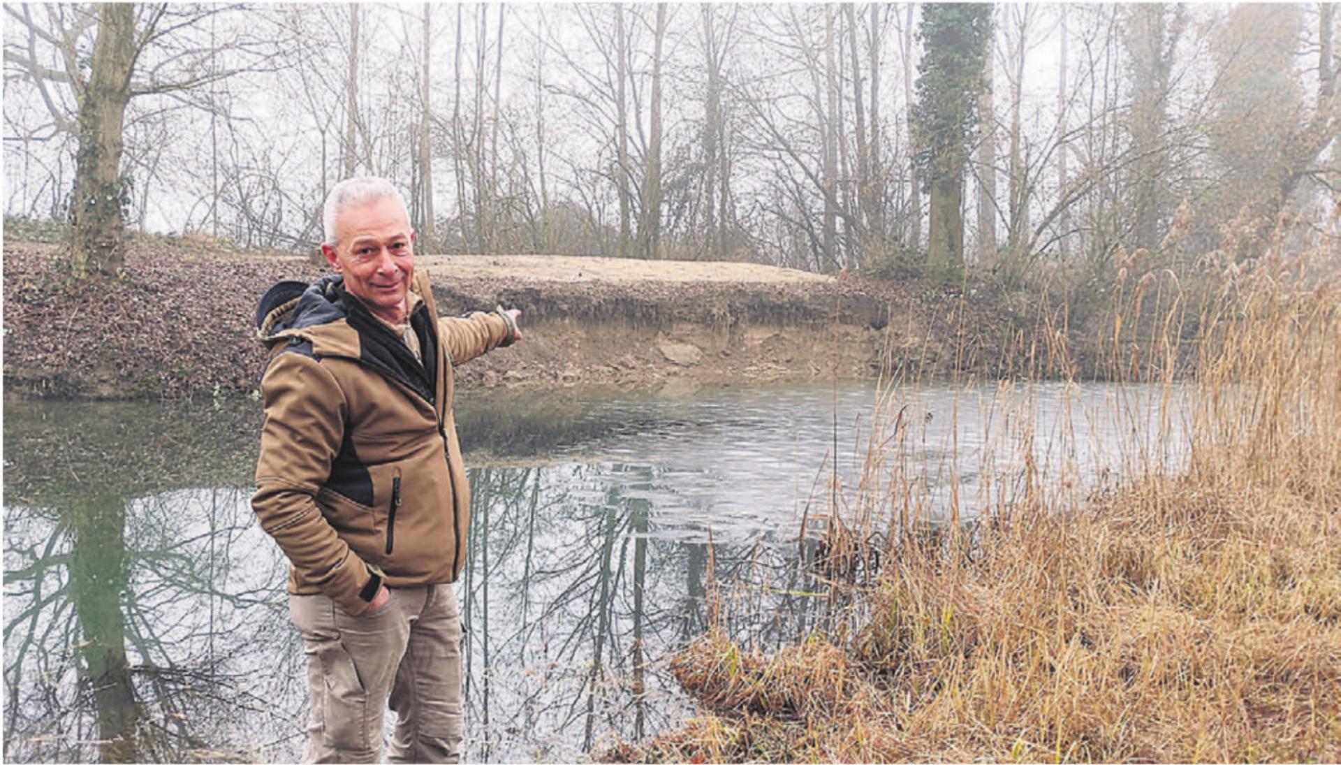 Fredi Hintermann vom Werkhof Rottenschwil zeigt eine der neuen Brutwände für den Eisvogel. Bilder: Thomas Stöckli / Beat Rüegger / Markus Nobel - Das Bild wird blockiert. – Möglicherweise durch einen aktiven Adblocker.