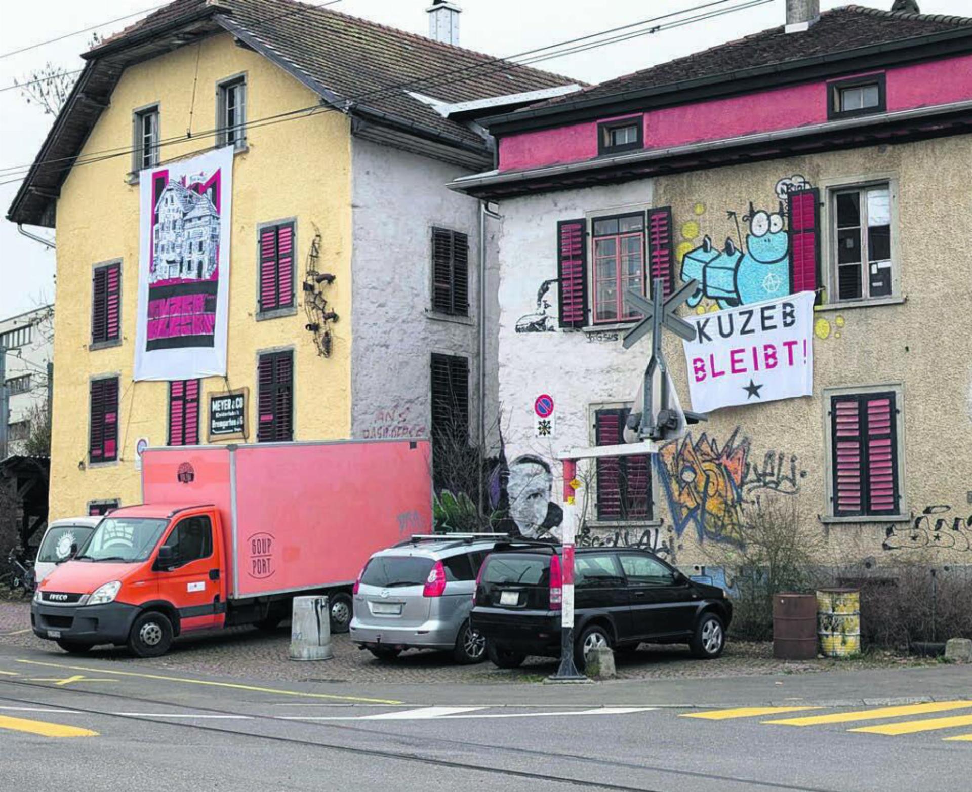 Nomen est omen: Das Kuzeb bleibt tatsächlich – wie es der Name der Kampagne längst verhiess, welcher auch unübersehbar an der Fassade der ehemaligen Kleiderfabrik prangt. Bild: Marco Huwyler - Das Bild wird blockiert. – Möglicherweise durch einen aktiven Adblocker.