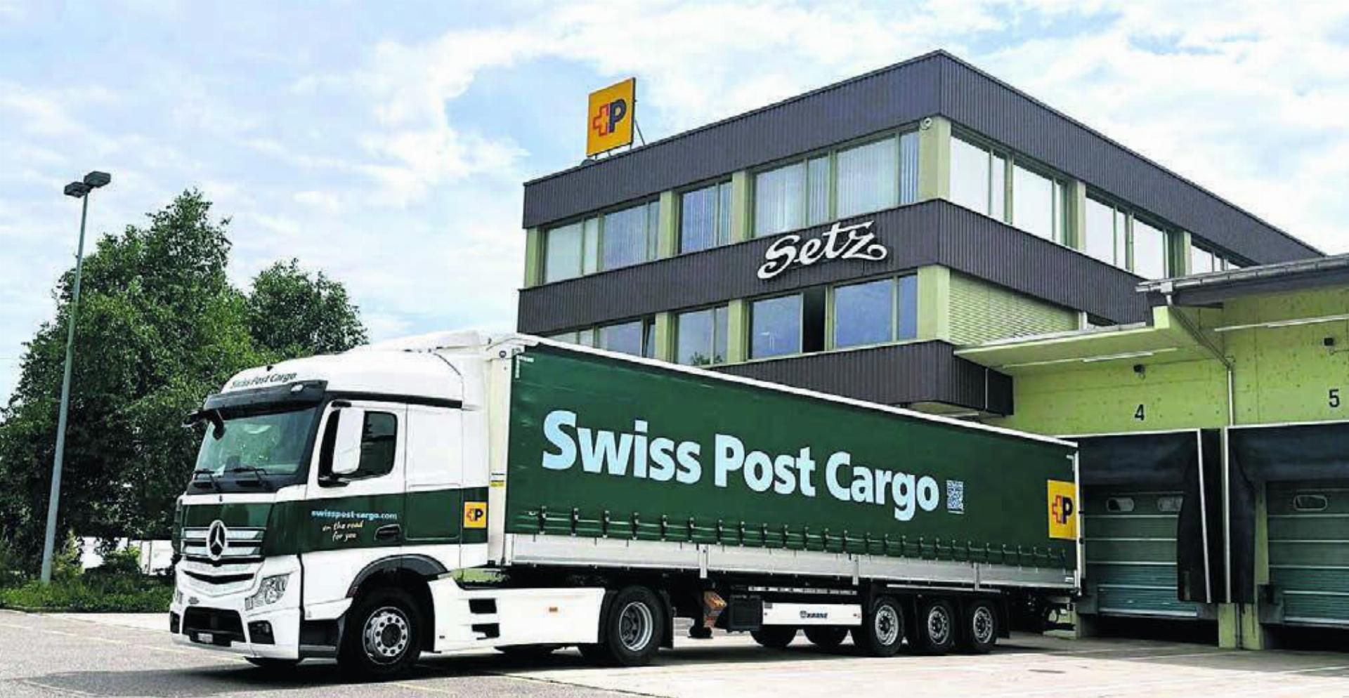 Die Post hat der Güterlogistik einen neuen Markenauftritt verpasst – mit einem neuen Namen und einer neuen Farbe. Geblieben ist das Setz-Logo an der Fassade. Bilder: Chregi Hansen