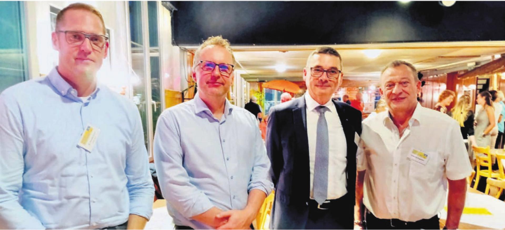 Sie diskutierten gemeinsam über das Gesundheitswesen, seine Stärken, Schwächen und das Entwicklungspotenzial, von links: Thomas Ernst, Präsident Aargauischer Ärzteverband, Mathias Früh, Leiter Gesundheitspolitik der Helsana, Stephan Campi, Generalsekretär der Gesundheitsdirektion, und Moderator Alexander Eigensatz. Bild: Thomas Stöckli - Das Bild wird blockiert. – Möglicherweise durch einen aktiven Adblocker.
