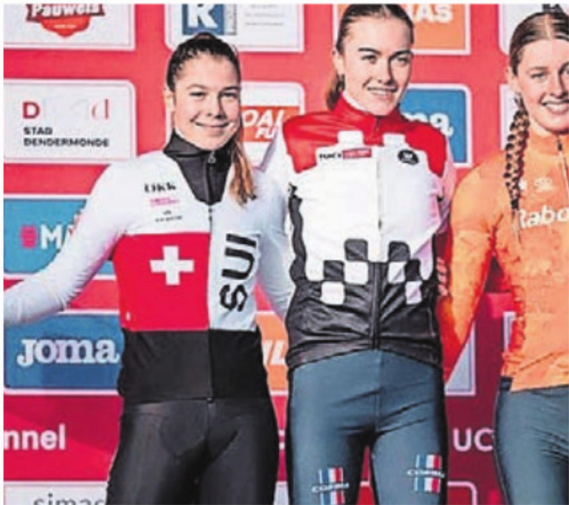 Shana Huber (links) darf sich über ihren 2. Platz freuen. Bild: zg - Das Bild wird blockiert. – Möglicherweise durch einen aktiven Adblocker.