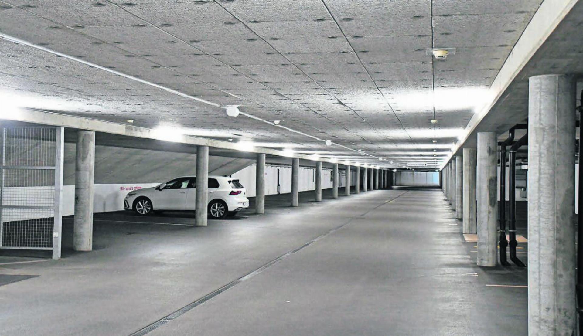 Platz wäre hier mehr als reichlich vorhanden: Im alten Bereich der Parkierungsanlage Hofmatten stehen die Parkfelder praktisch immer leer. Eine Vermietung will die Gemeinde Wohlen jedoch partout nicht. Bild: Daniel Marti