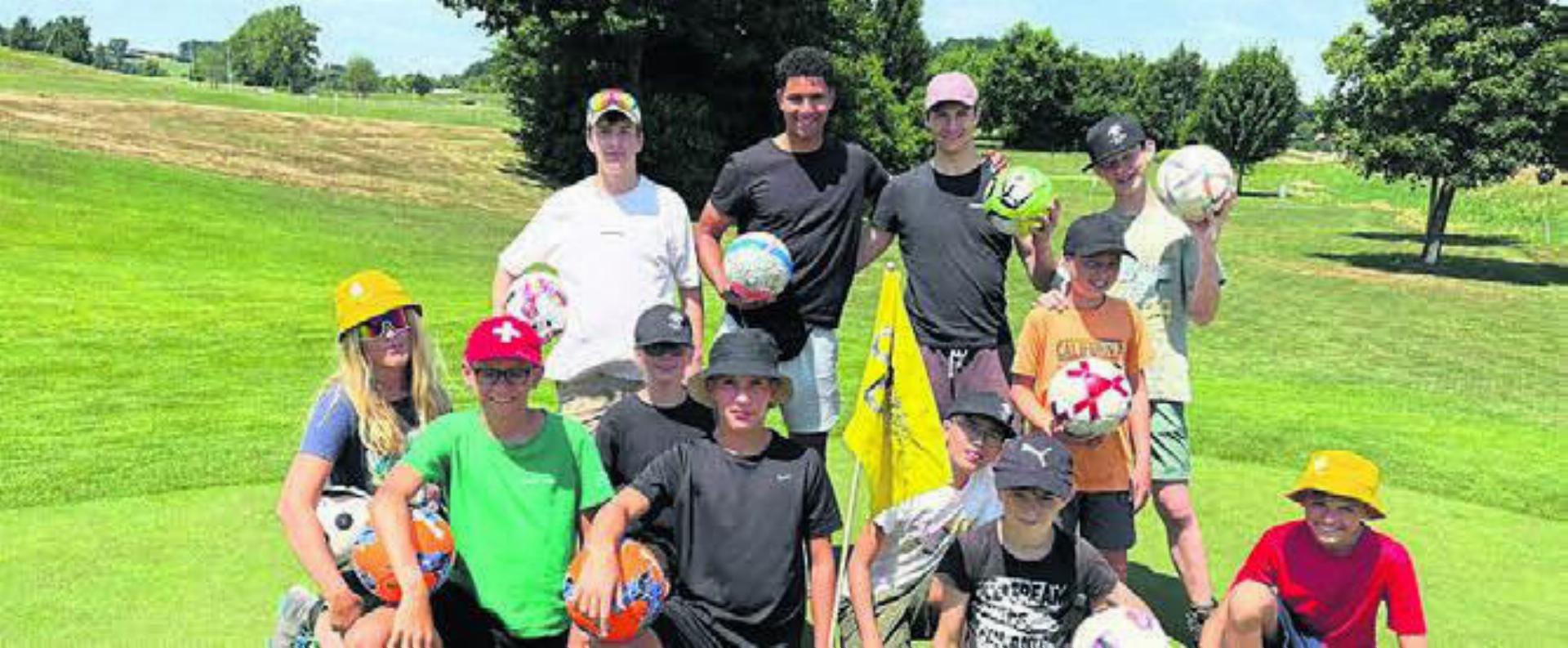Mit Fussball-Golf beschäftigte sich eine der Gruppen während ihrer Anreise. Bild: zg