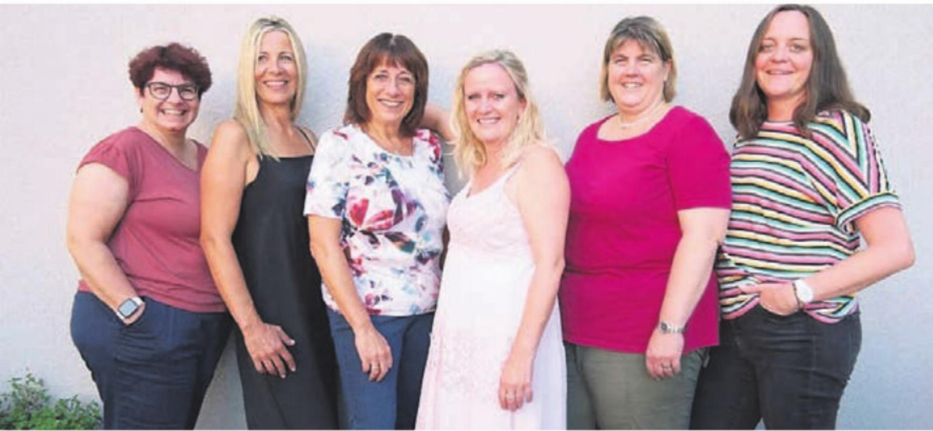 Der aktuelle Vorstand mit der scheidenden Präsidentin Christine Bächer (3. von rechts) darf den Preis nach der GV entgegennehmen. Bild: zg - Das Bild wird blockiert. – Möglicherweise durch einen aktiven Adblocker.