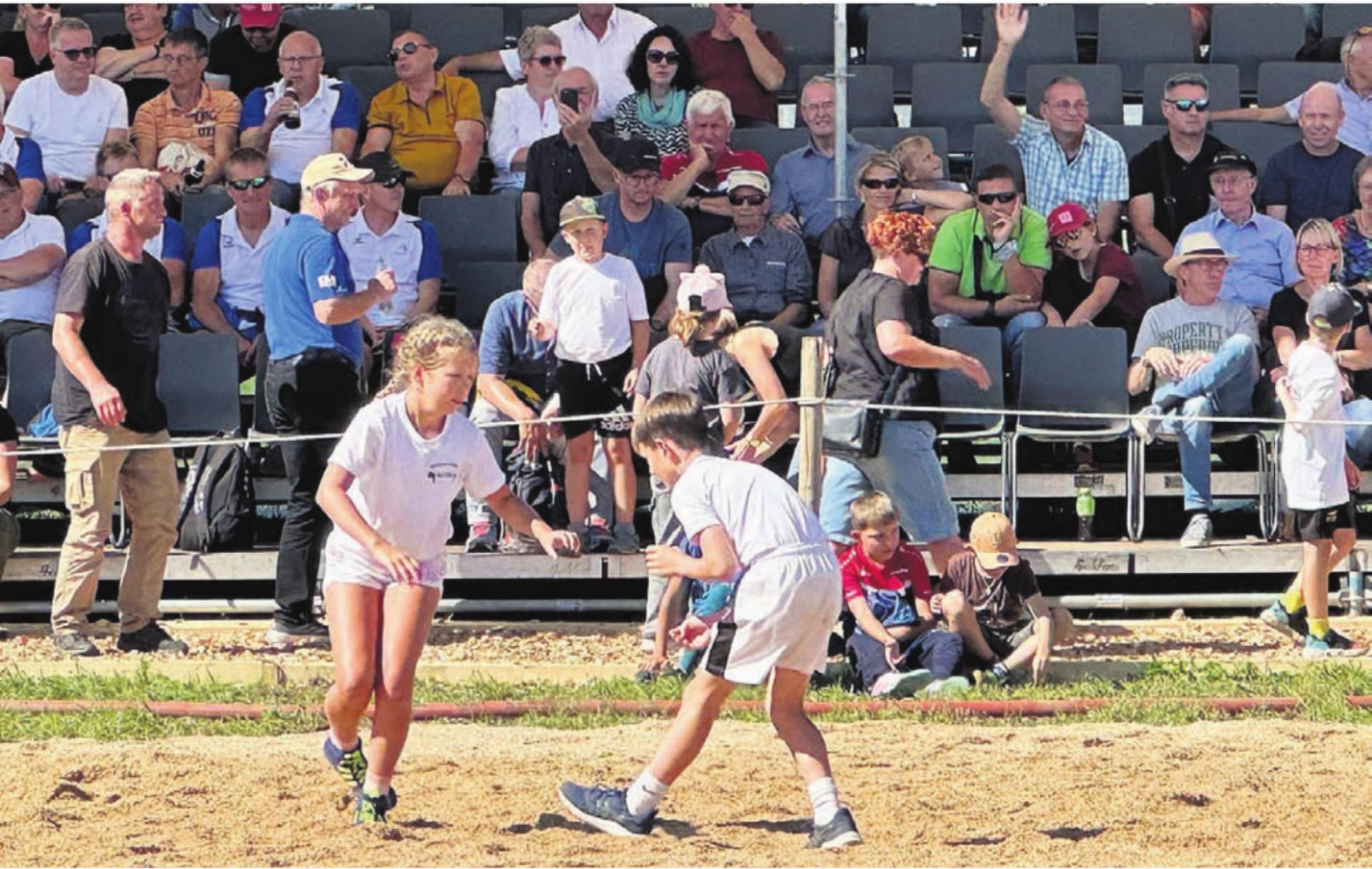 Schweizer Meisterschaft im Nationalturnen 2025 in Villmergen. Toller Sport (hier Ringen im Sägemehl) mit voller Tribüne. Bild: spr/Archiv - Das Bild wird blockiert. – Möglicherweise durch einen aktiven Adblocker.
