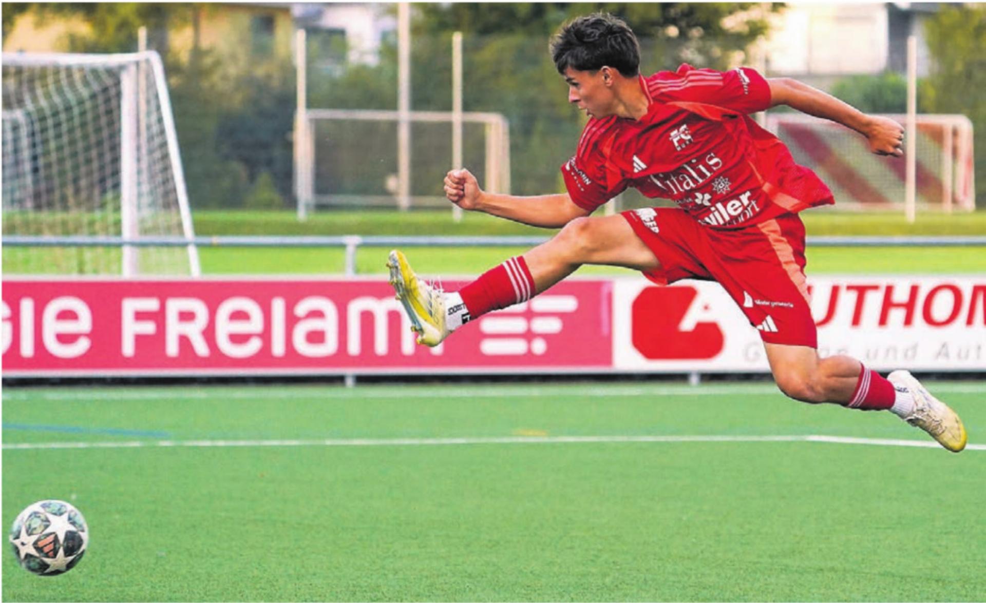 Der 16-jährige Dylan Bruggmann erzielt das 5:0 für den FC Muri. Bilder: Andy Müller - Das Bild wird blockiert. – Möglicherweise durch einen aktiven Adblocker.