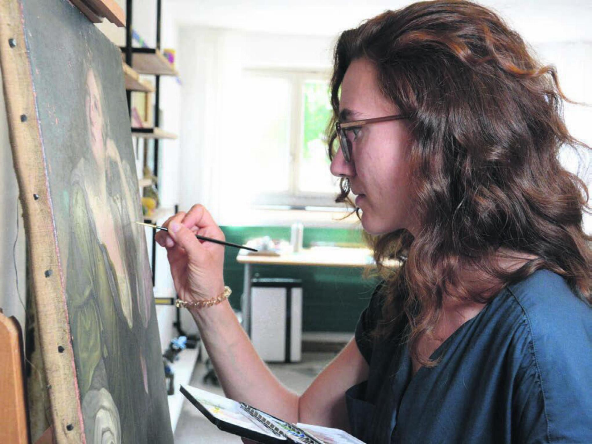 Höchste Konzentration ist gefragt, wenn es um das Ausbessern von kleinen Schäden geht. «Manchmal bin ich völlig in meine Arbeit versunken», erklärt Isabelle Rippmann. Bild: Chregi Hansen - Das Bild wird blockiert. – Möglicherweise durch einen aktiven Adblocker.