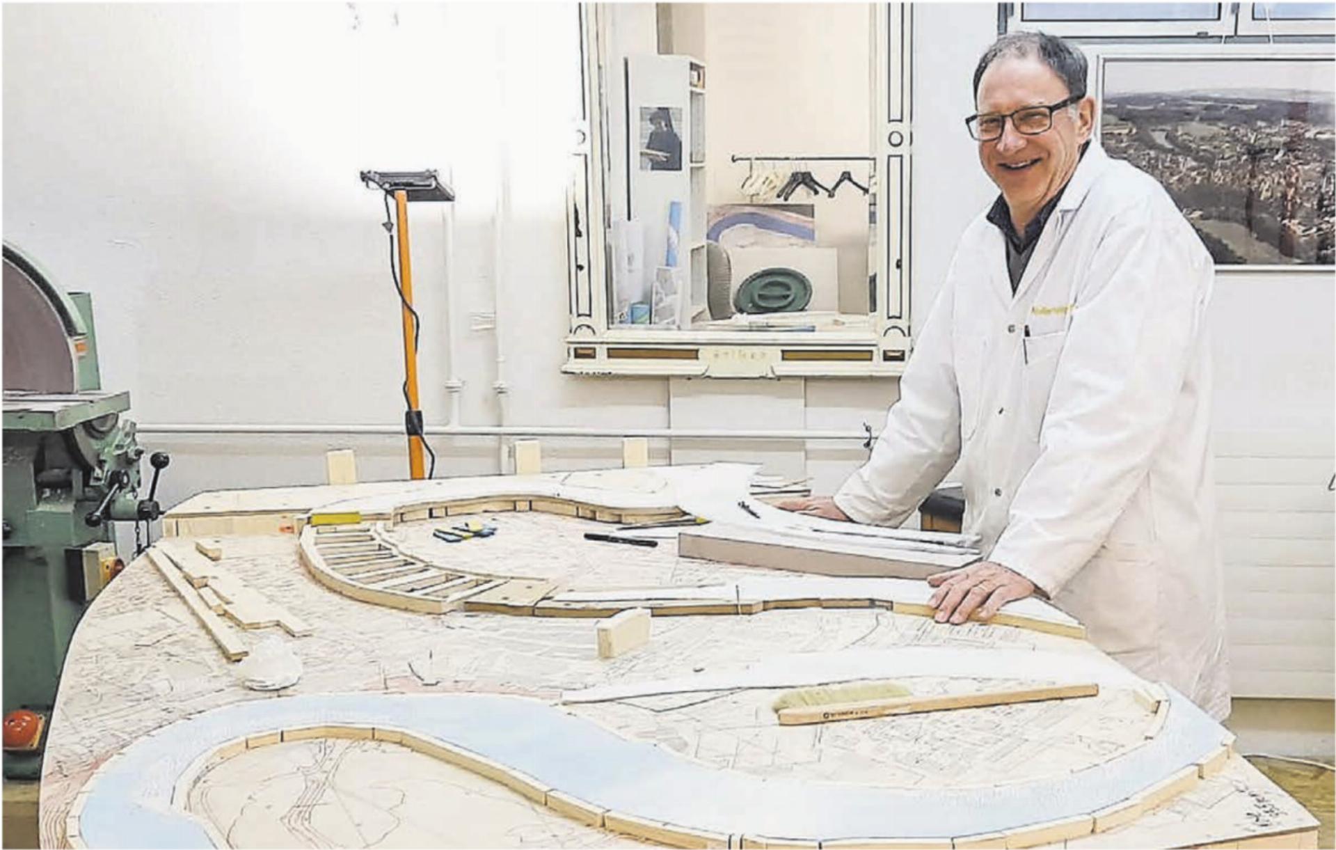 Heinz Briner steckte über 2000 Stunden ehrenamtliche Arbeit in das Stadtrelief.
Bild: zg - Das Bild wird blockiert. – Möglicherweise durch einen aktiven Adblocker.