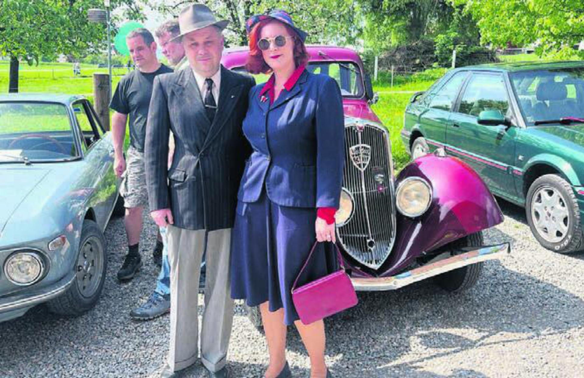 René und Daniela Hausmann aus Schafisheim vor ihrem 90-jährigen Peugeot.
