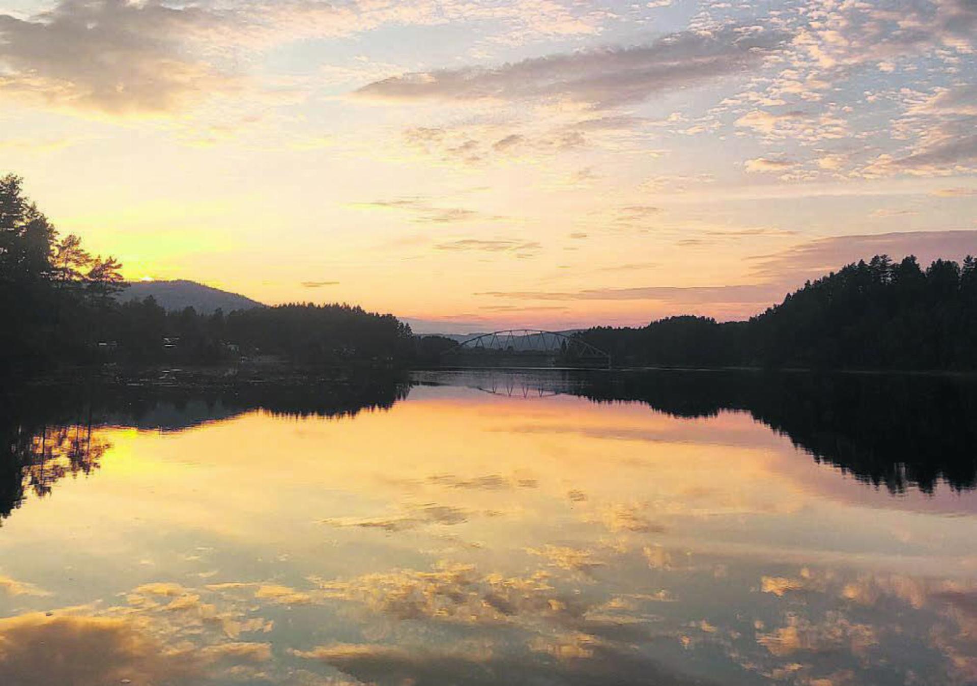 Der Himmel spiegelt sich im Wasser. Nicole Jenni aus Uezwil schickt dieses paradiesische Foto ein und schreibt dazu: «Mit dem Fischerboot den Sonnenuntergang in Norwegen geniessen». - Das Bild wird blockiert. – Möglicherweise durch einen aktiven Adblocker.