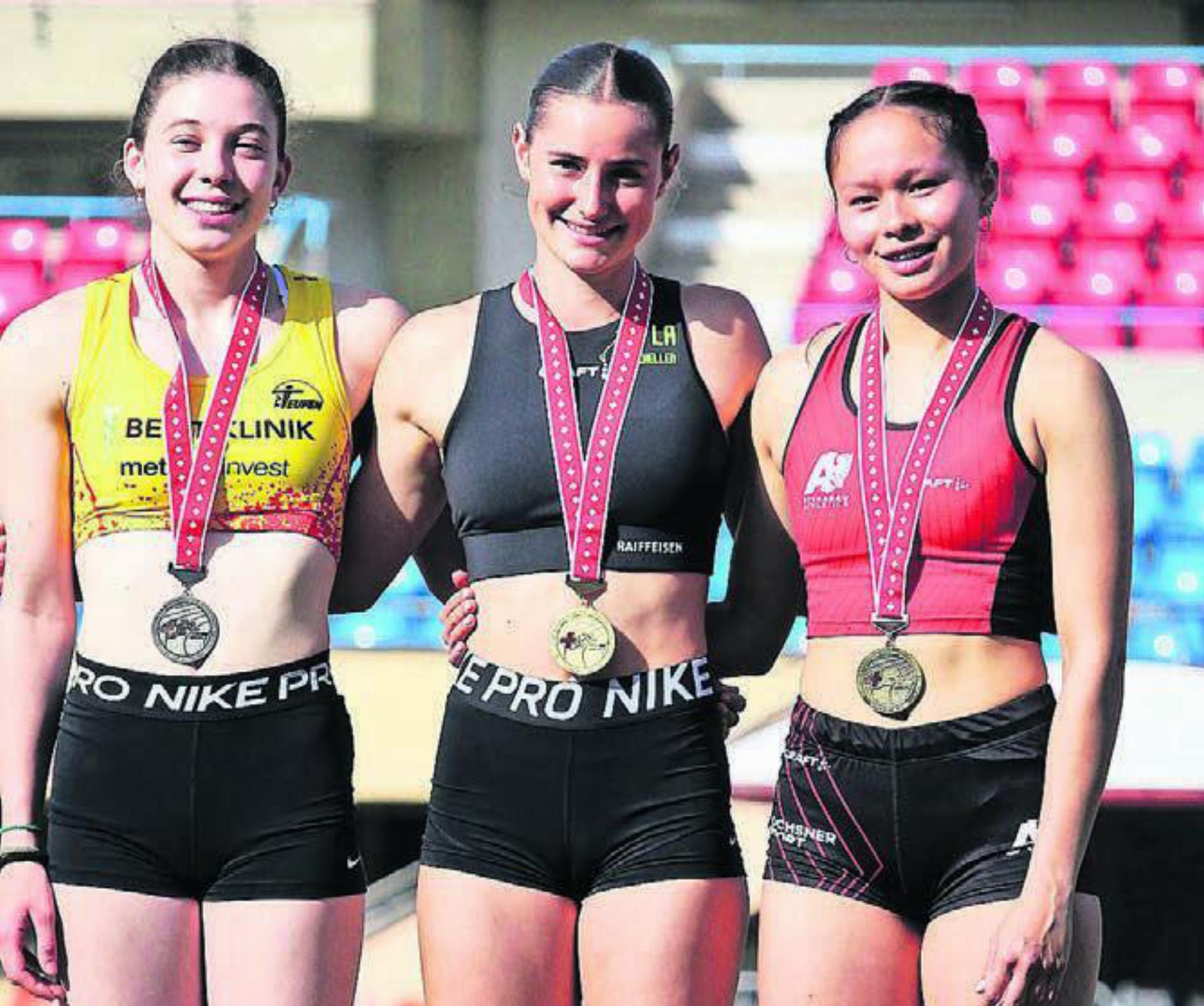 Norina Hug (Mitte) holt sich den Schweizer-Meister-Titel im Siebenkampf bei den U18-Frauen. Bild: Swiss Athletics